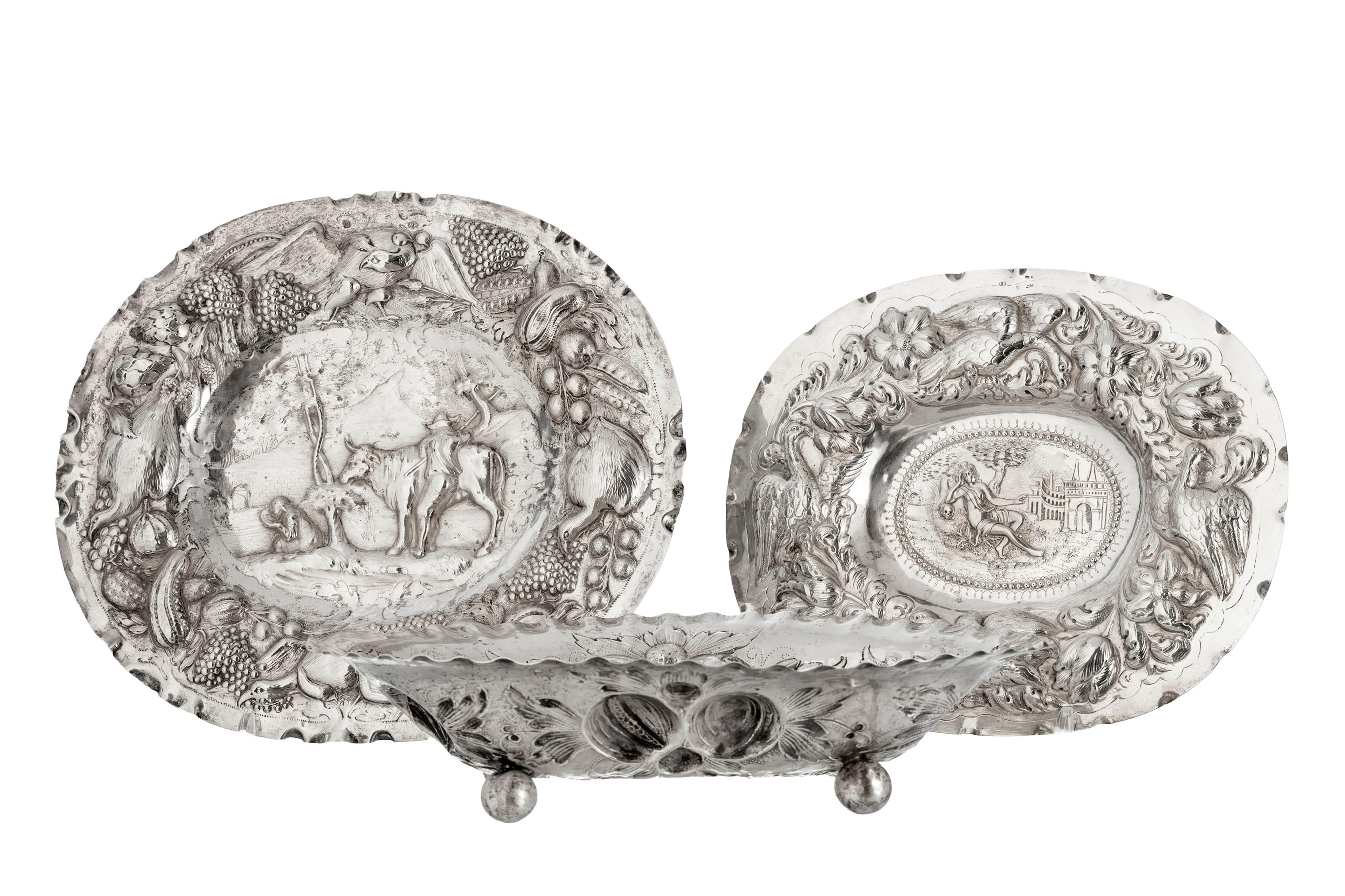 Ensemble de 2 plats et 1 coupe quadripode ovales en argent repoussé