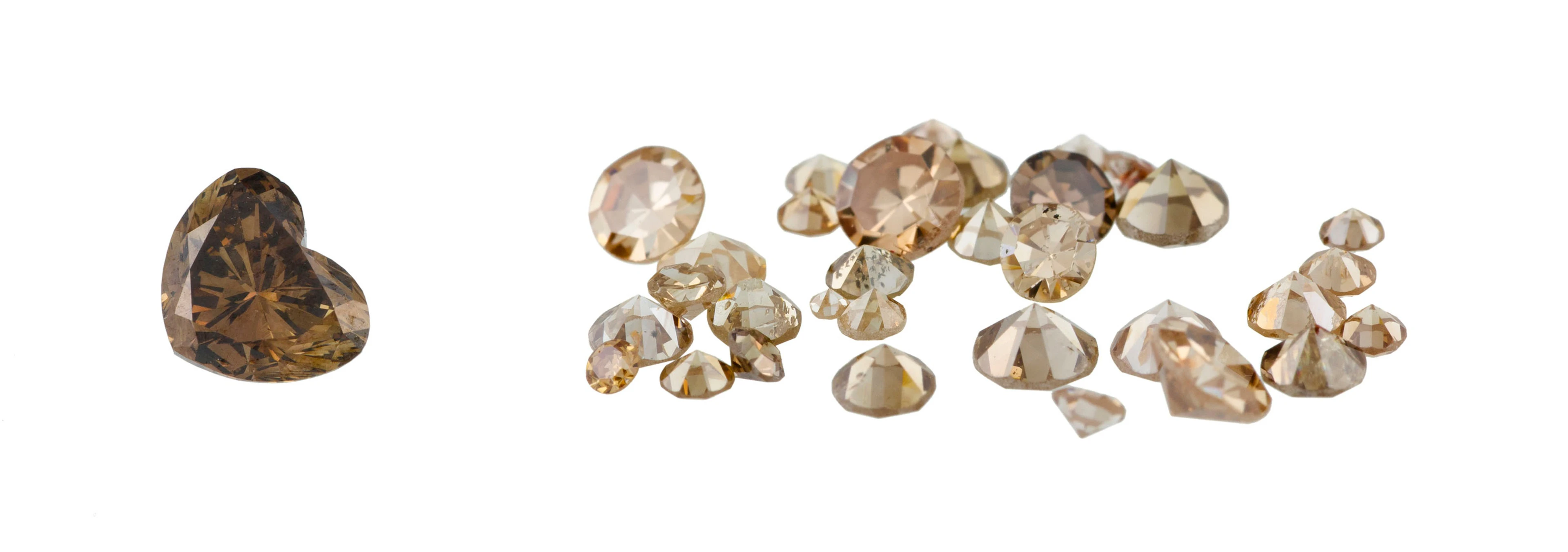 Lot de 2 plis de diamants bruns de différentes tailles sur papier