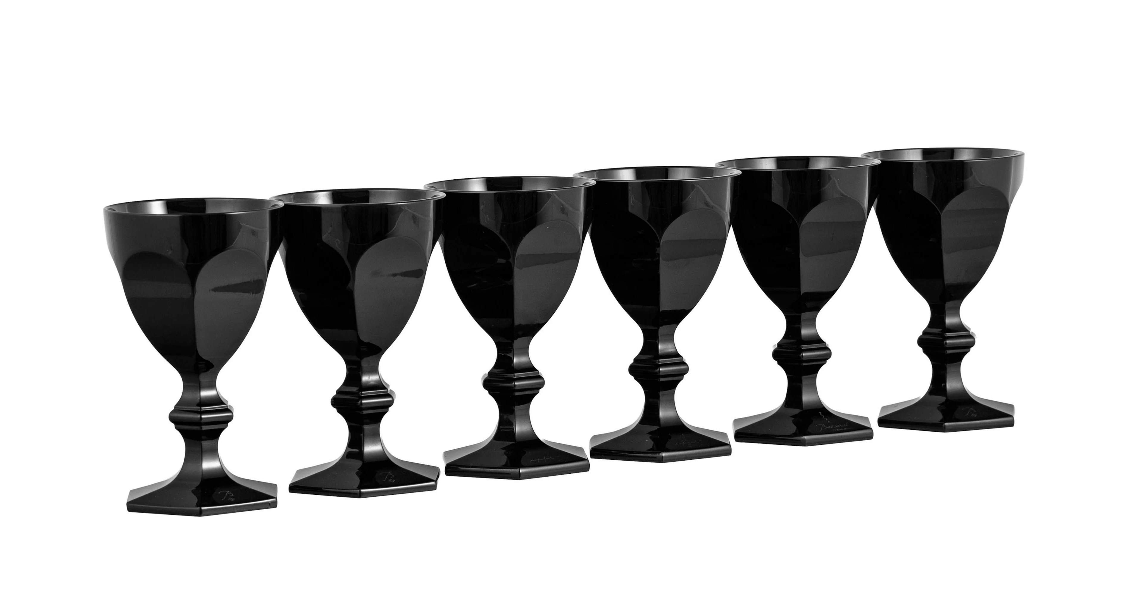 Baccarat et Starck. Suite de 6 verres à vin en cristal noir, modèle