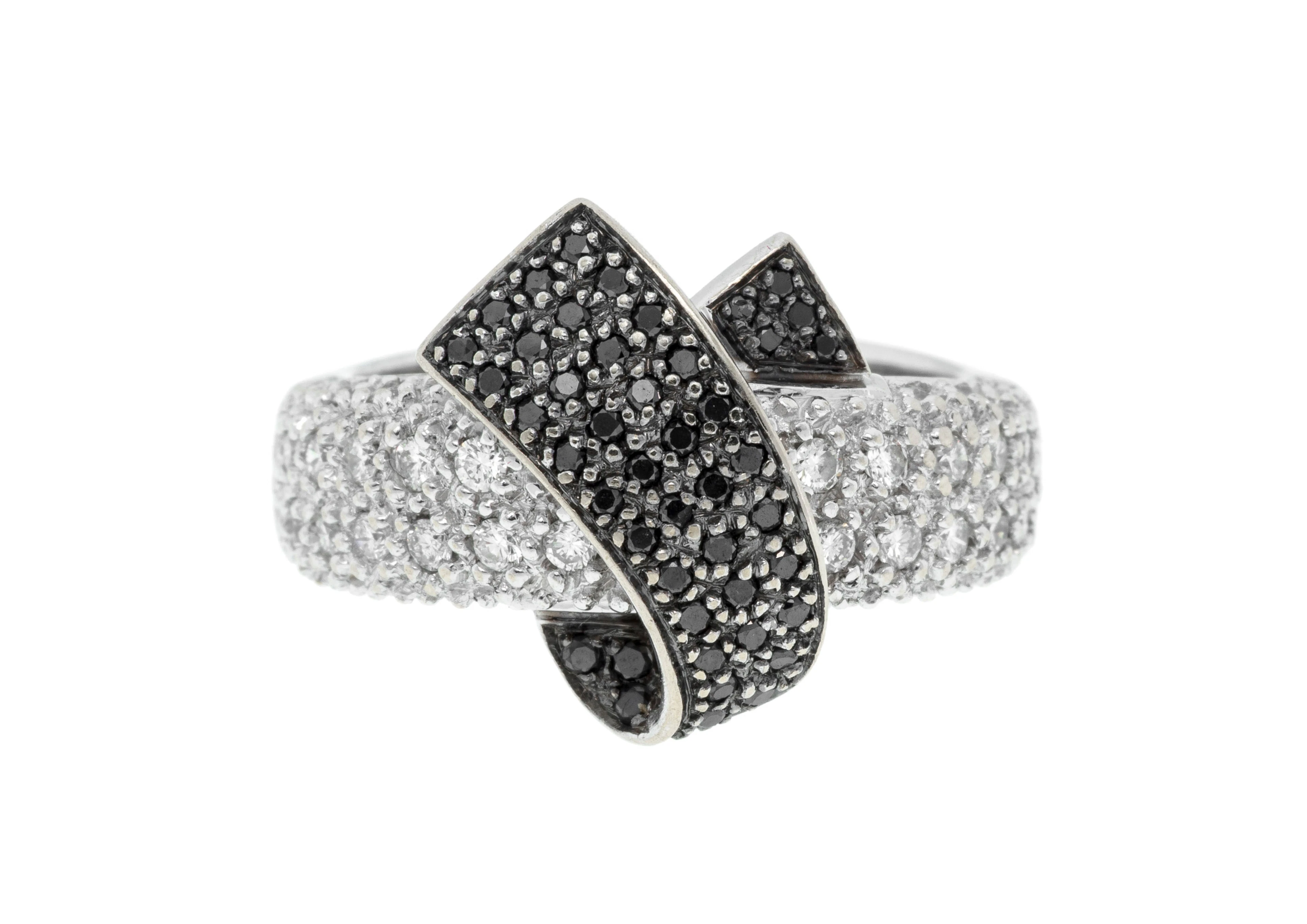 Bague or gris 750 à motif nœud serti de diamants taille brillant et