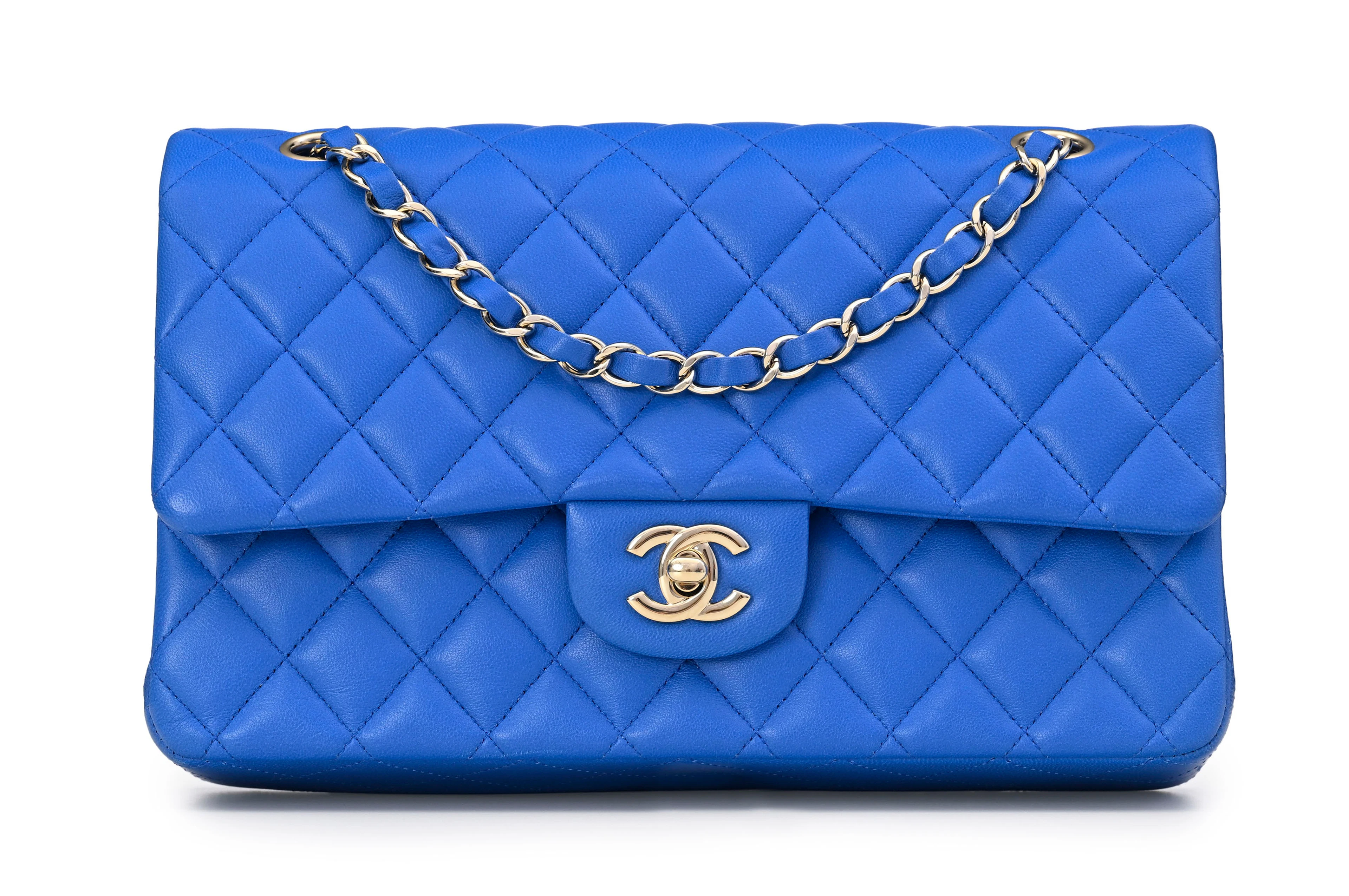 Chanel, sac Timeless Medium classique à double rabat en cuir bleu
