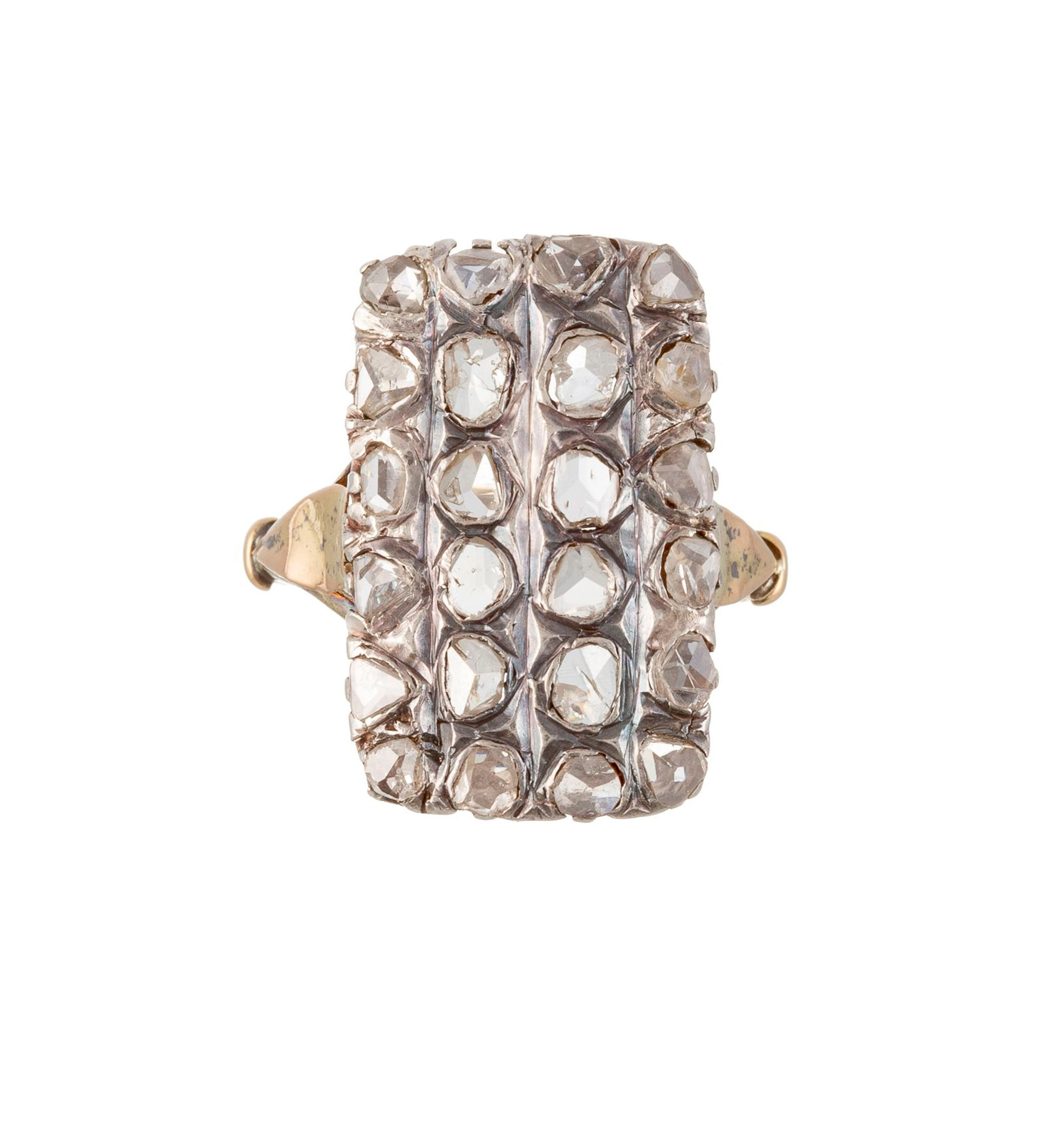 Bague rectangulaire de style XIXe s., en or 750 et argent pavée de