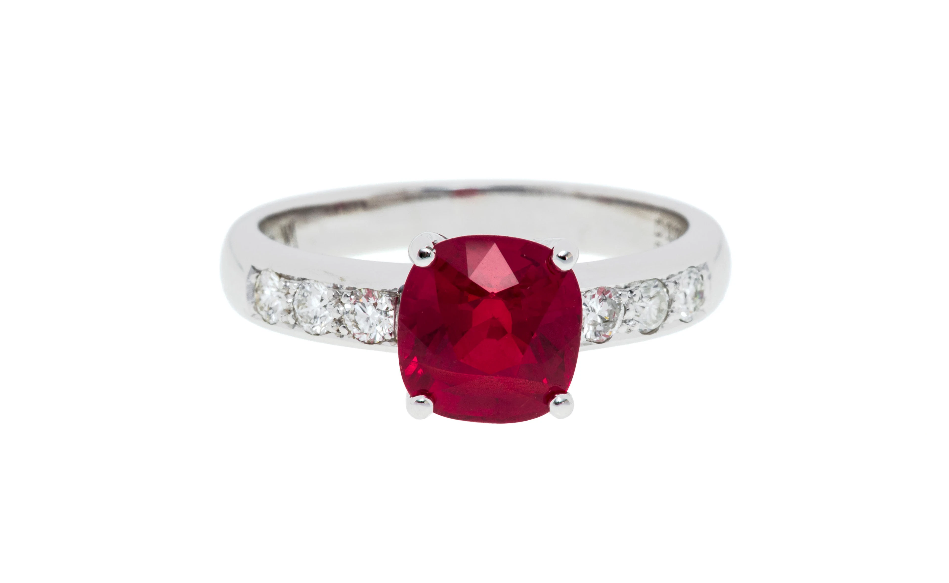 Bague or gris 750 sertie d'un rubis birman taille coussin de 2.076