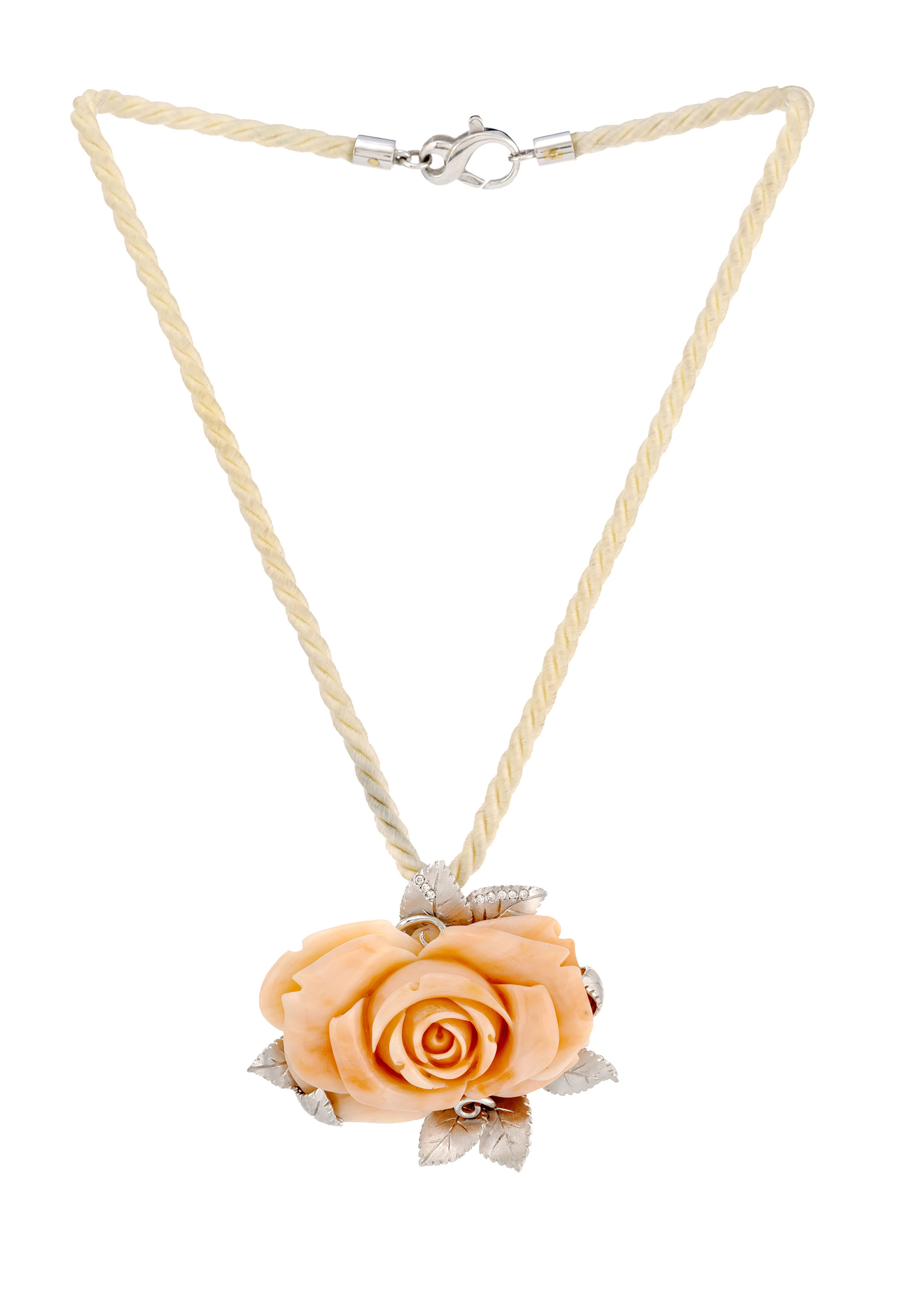 Pendentif en or gris 750 orné d'une rose en corail gravée entourée