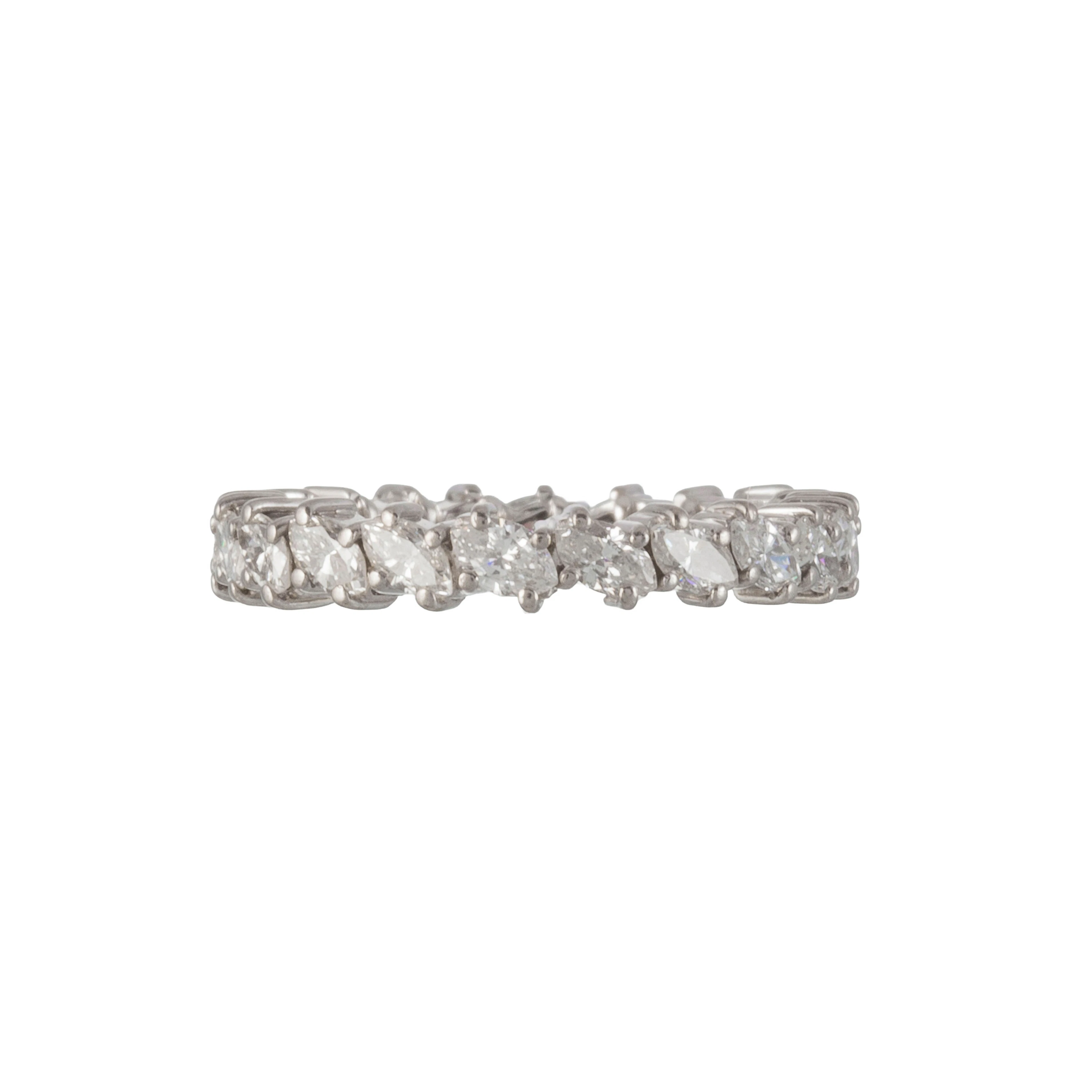 Anneau rivière or gris 750 serti de diamants taille marquise, doigt