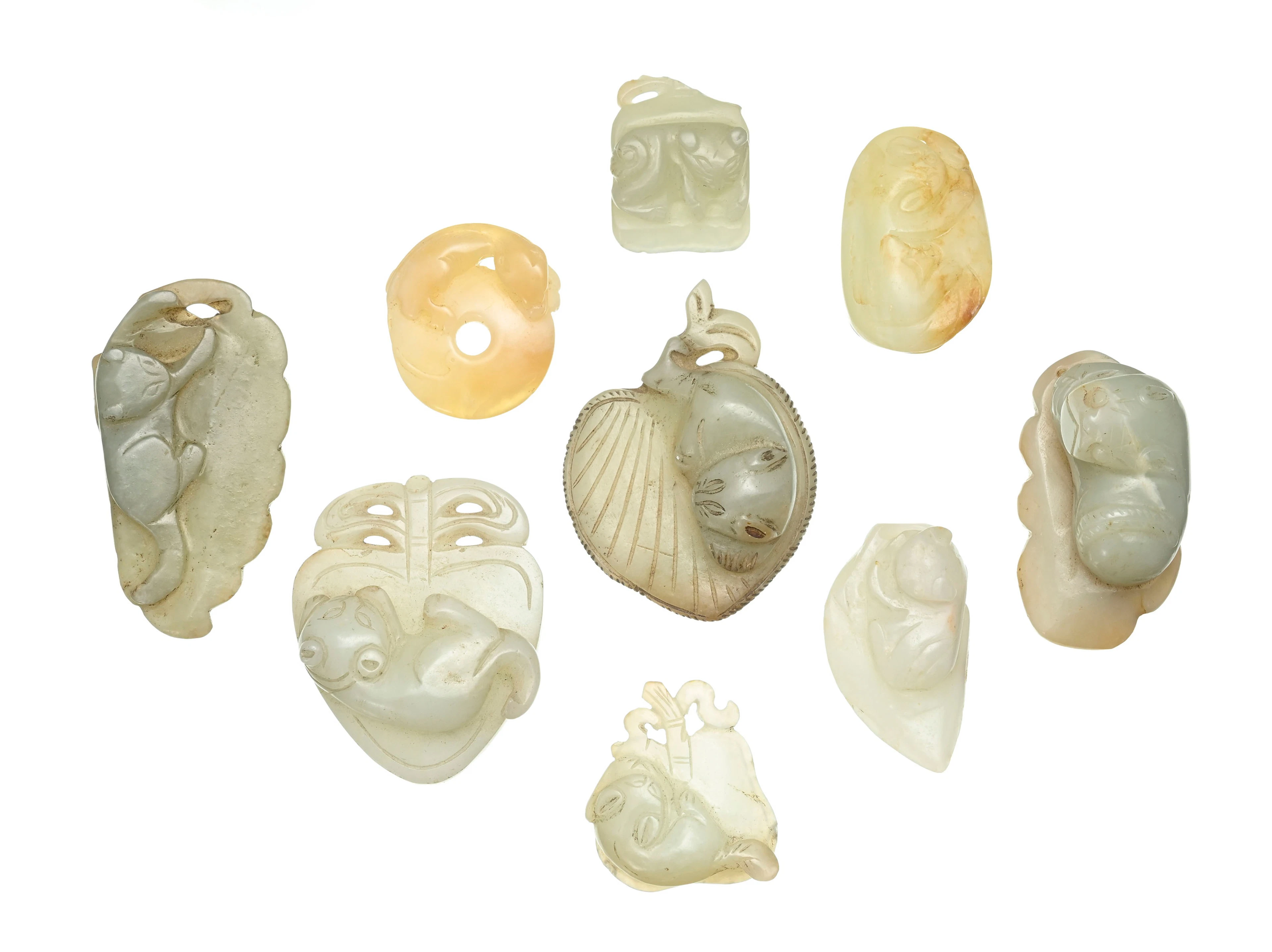 Félins se reposant, ensemble de 9 sculptures en jade, Chine, comprenant: