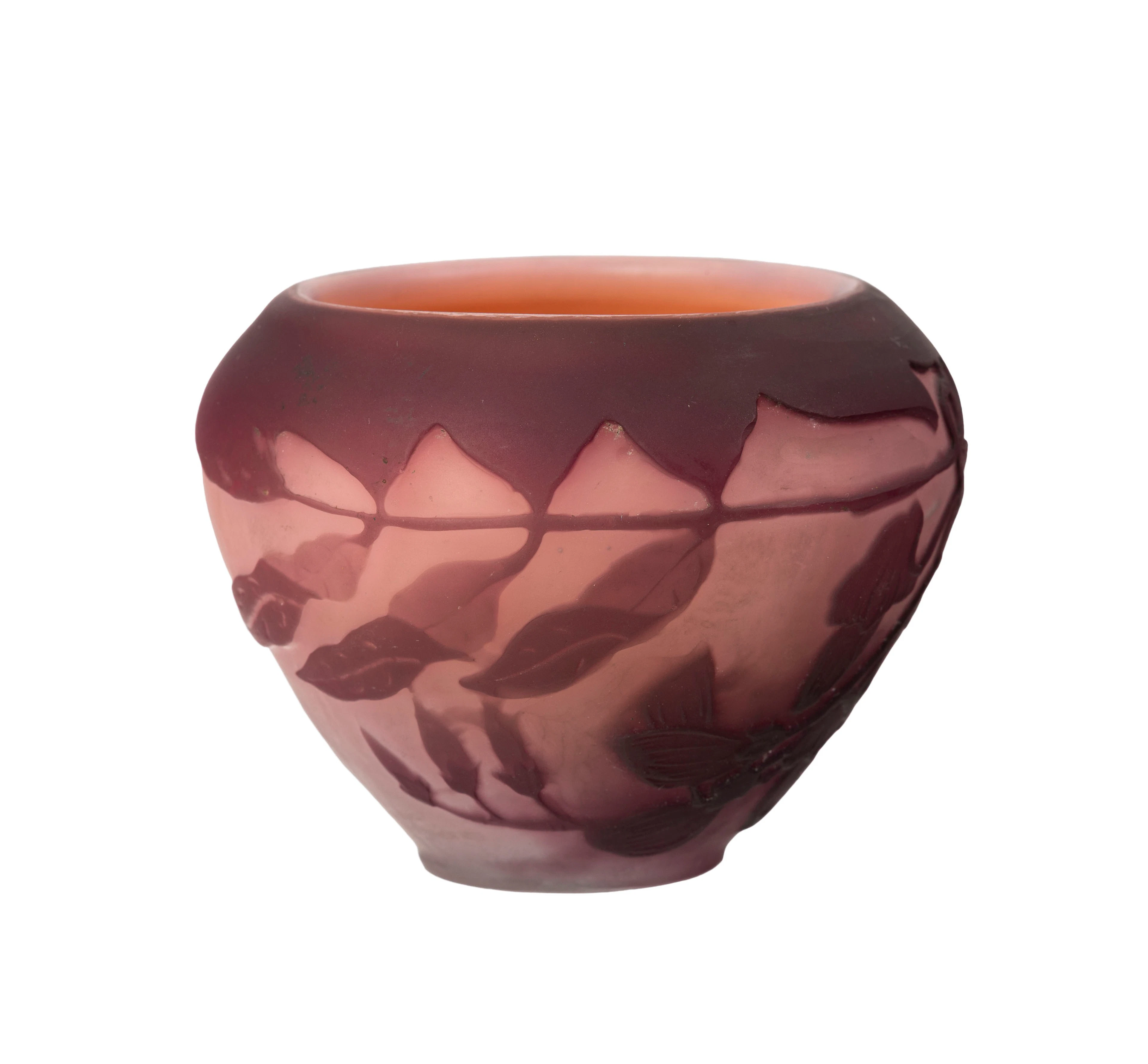 Gallé. Petit vase en verre multicouche, à décor dégagé à l'acide de