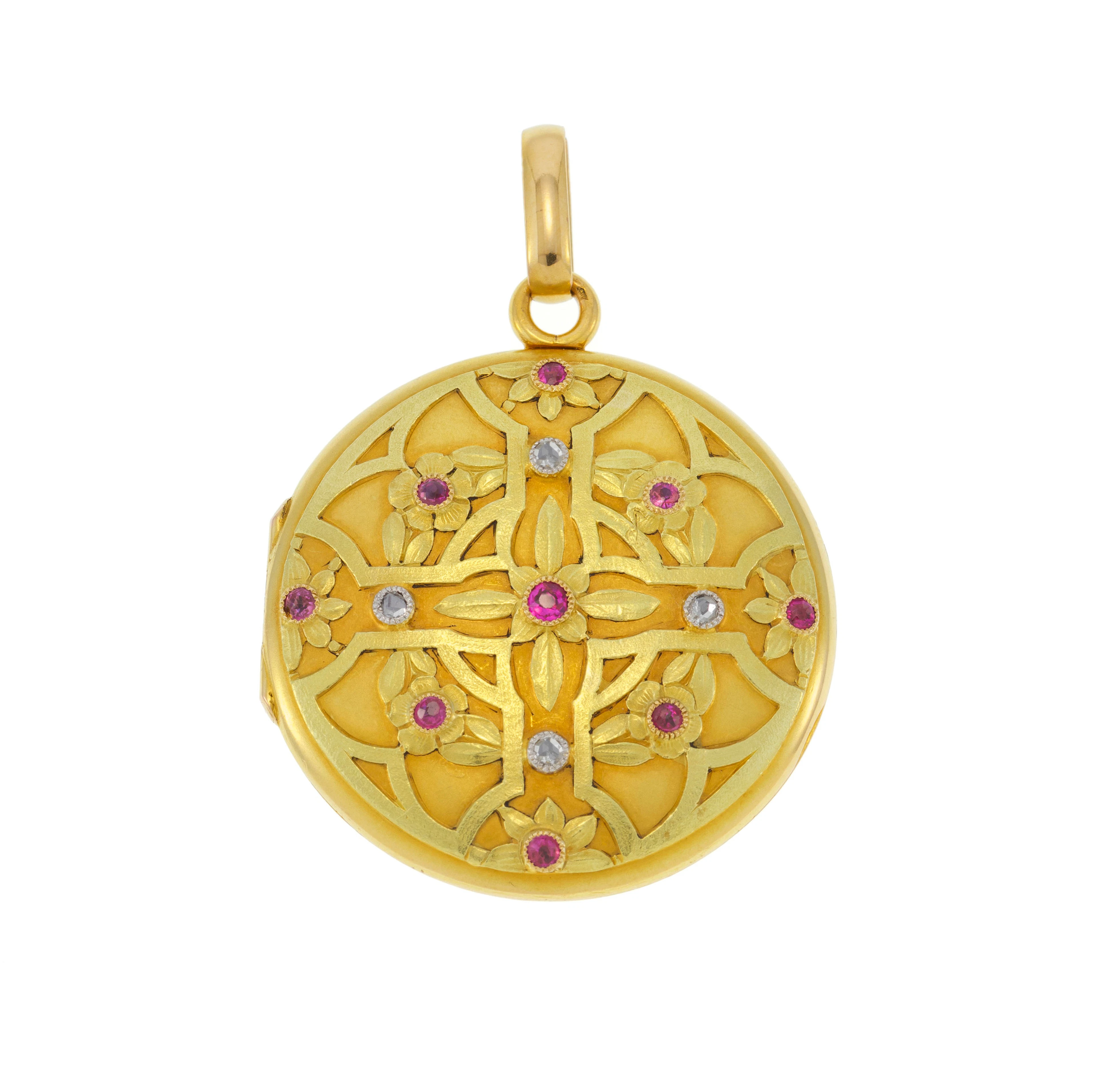Pendentif-médaillon Art Nouveau or 750 ciselé d'un motif végétal serti