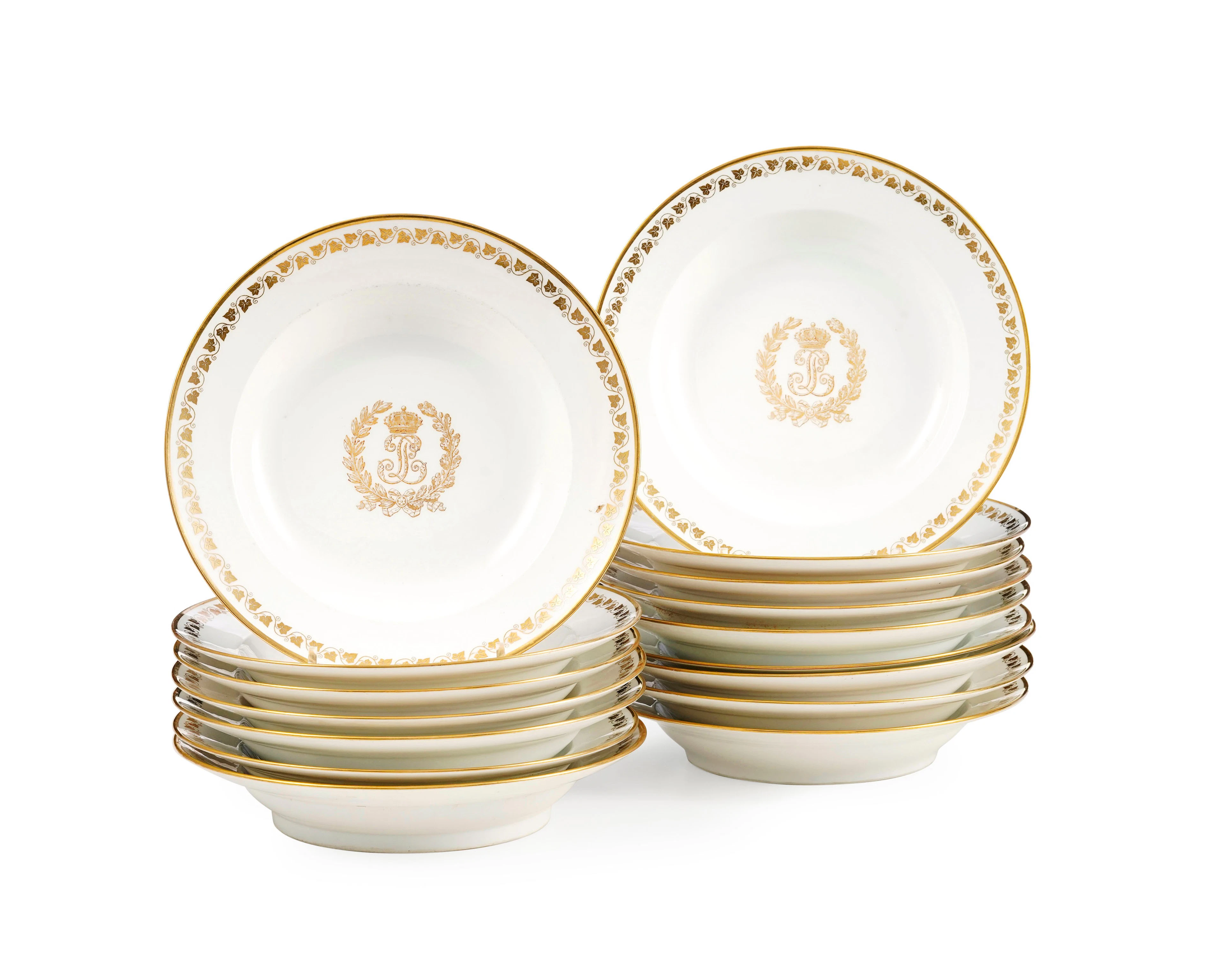 Suite de 16 assiettes à potage en porcelaine dure de Sèvres du Roi