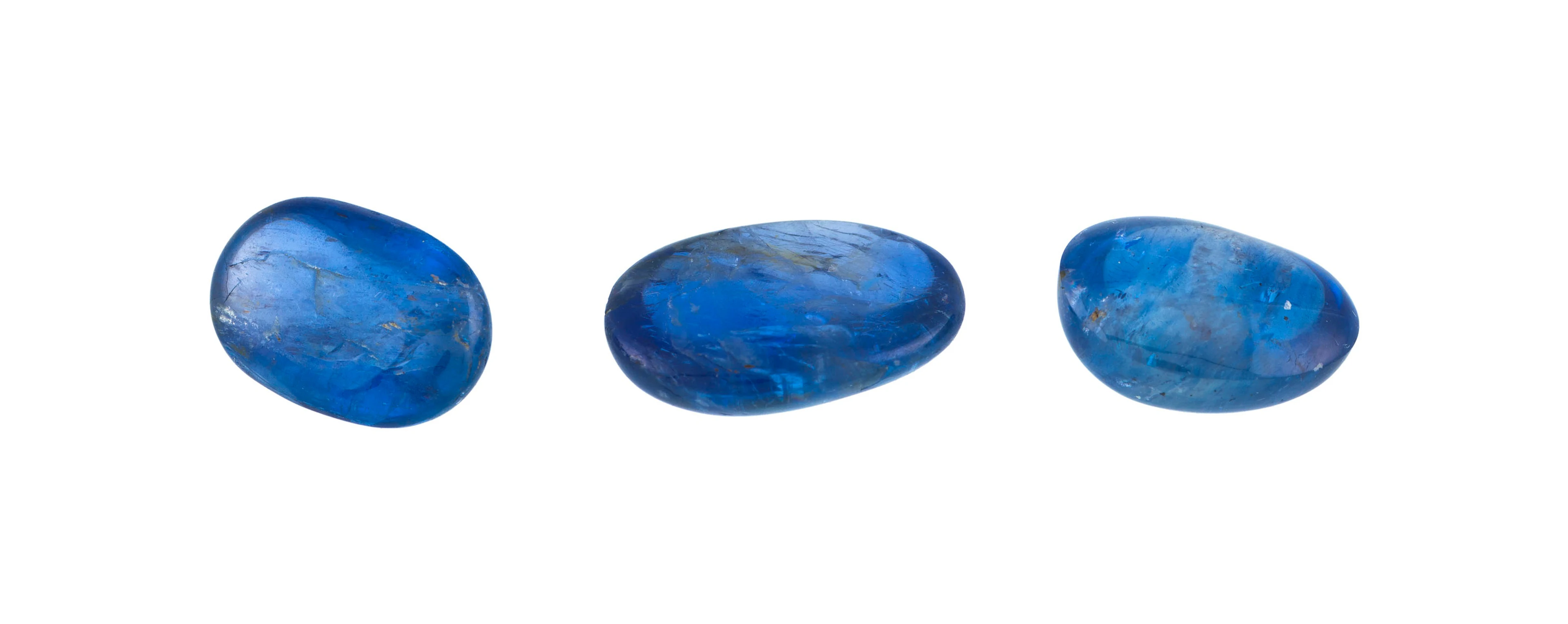 Lot de 3 saphirs taille cabochon sur papier pour un total de 34.54 carats