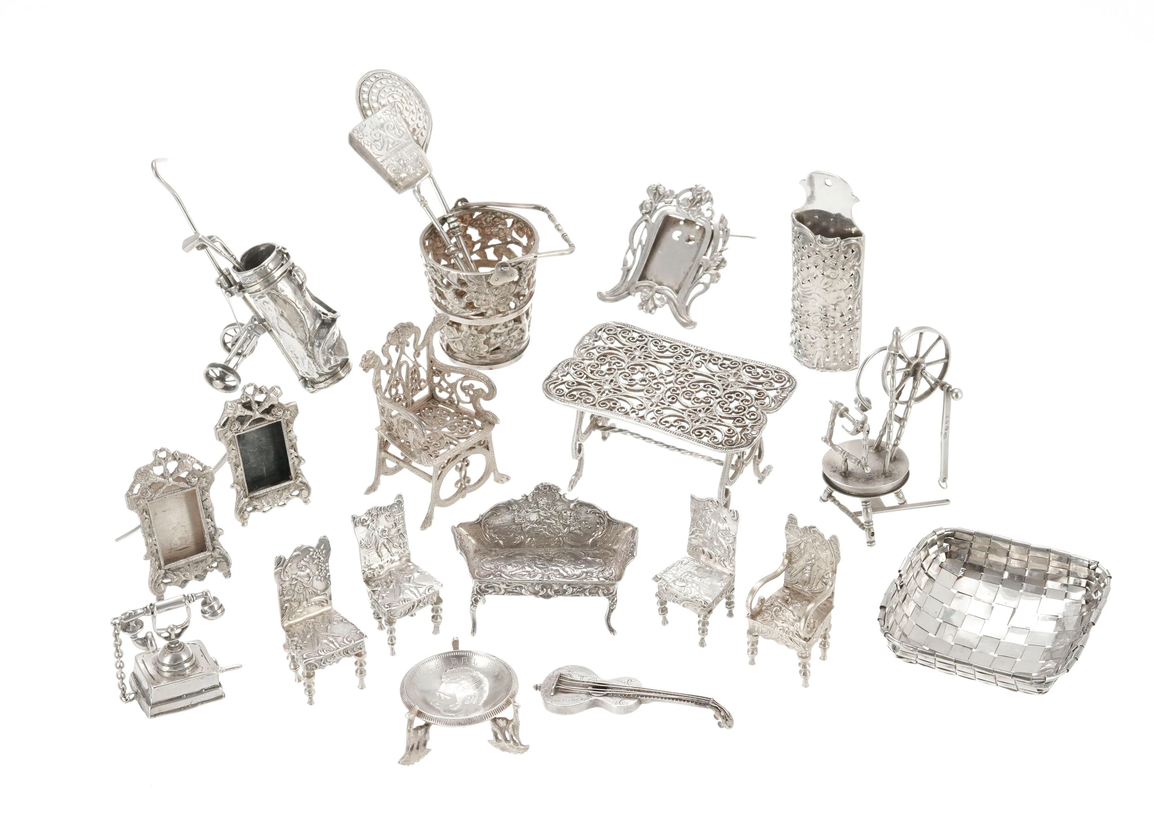 Ensemble de 20 pièces de mobilier et objets en argent et métal argenté