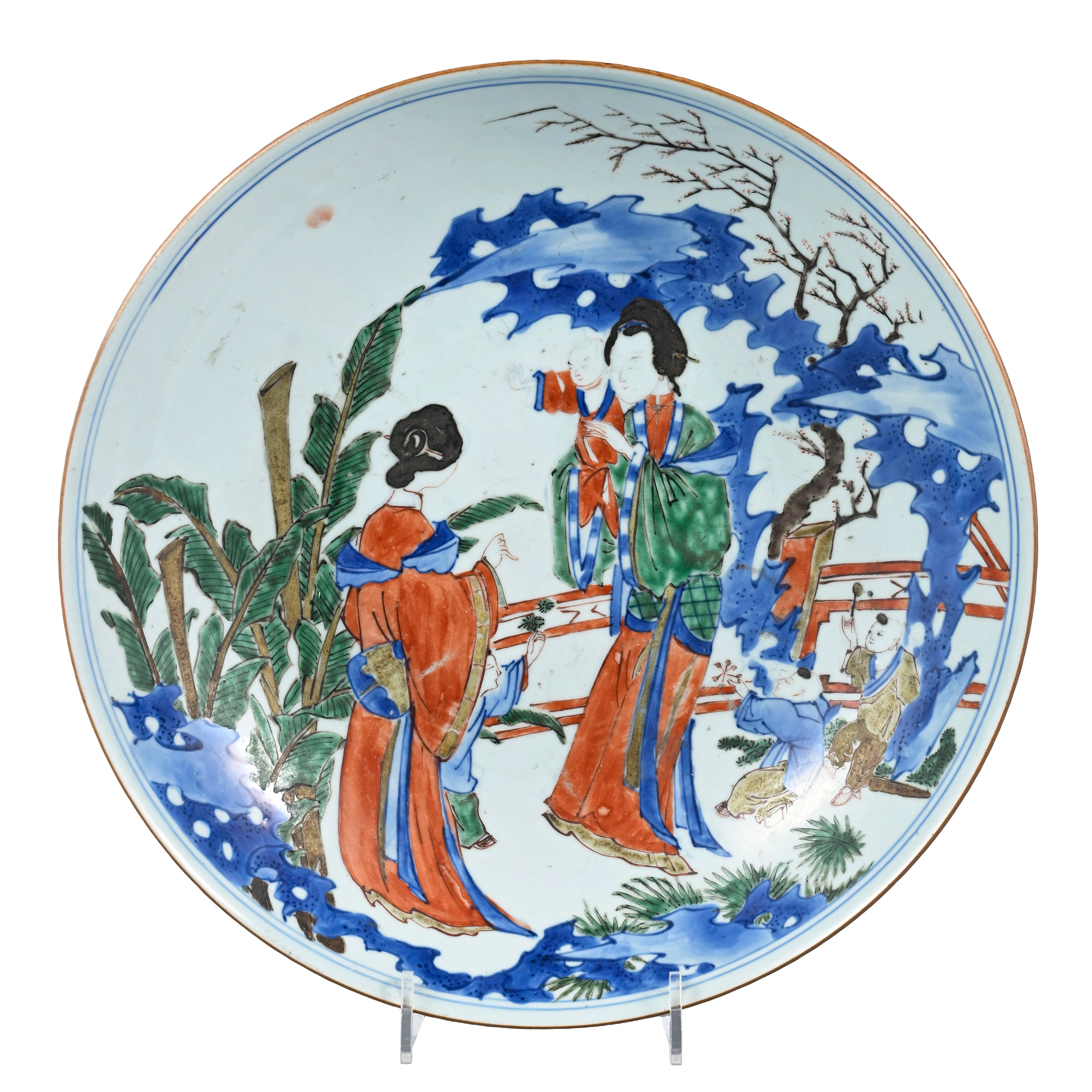 Plat creux en porcelaine wucai, Chine, probablement époque Transition