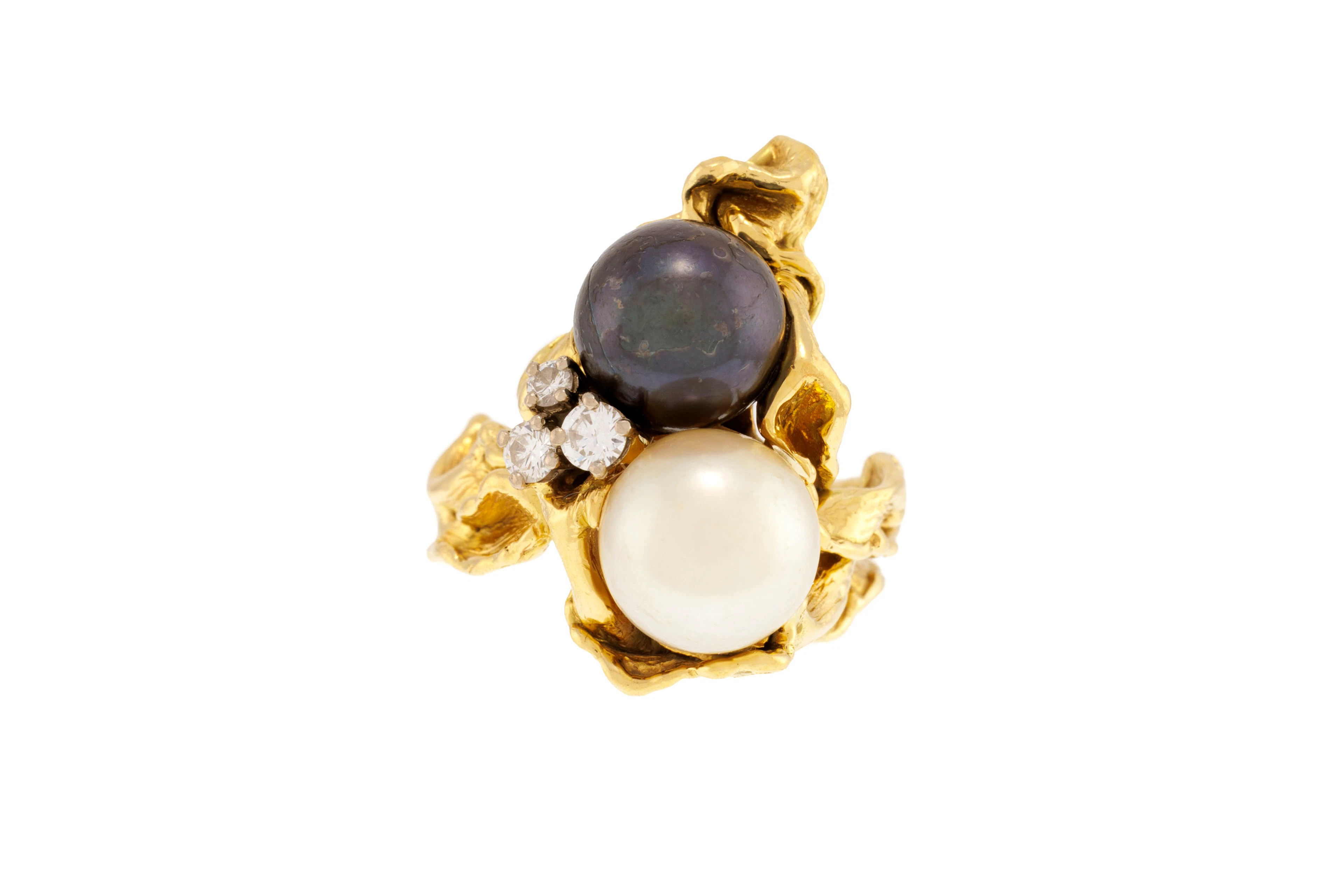 Gilbert Albert, bague or 750 froissé ornée de deux perles de culture