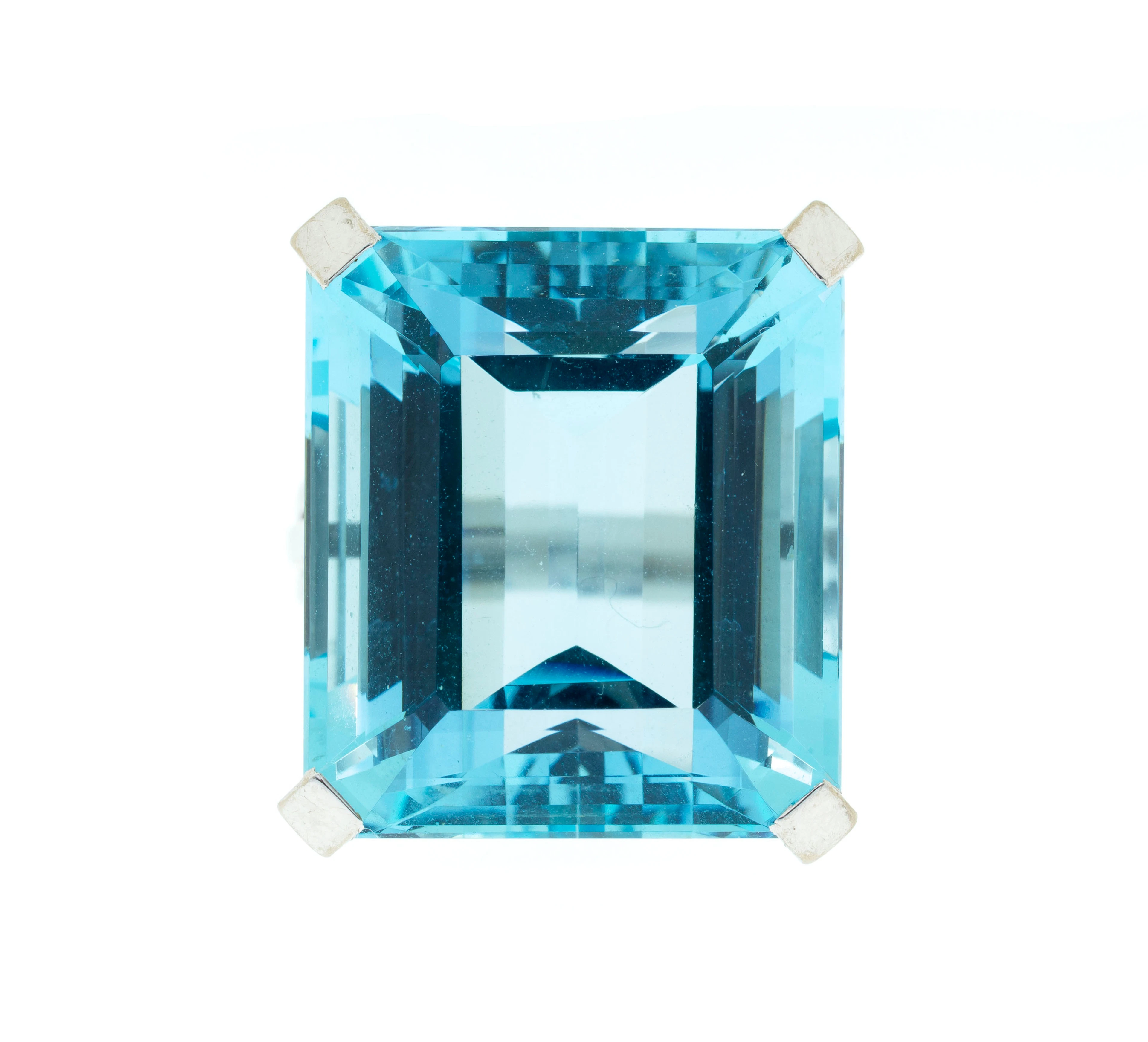 Bague en or gris 750 sertie d'une aigue-marine rectangulaire à pans