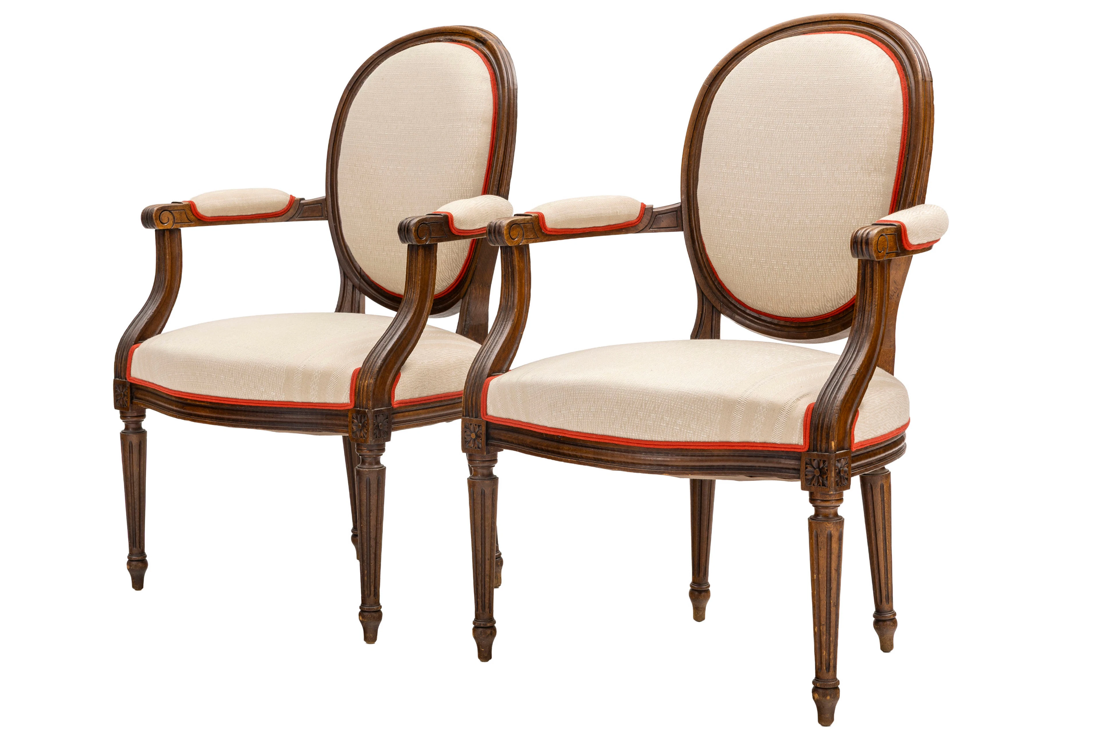 Paire de fauteuils en cabriolet de style Louis XVI, XXe s., en bois