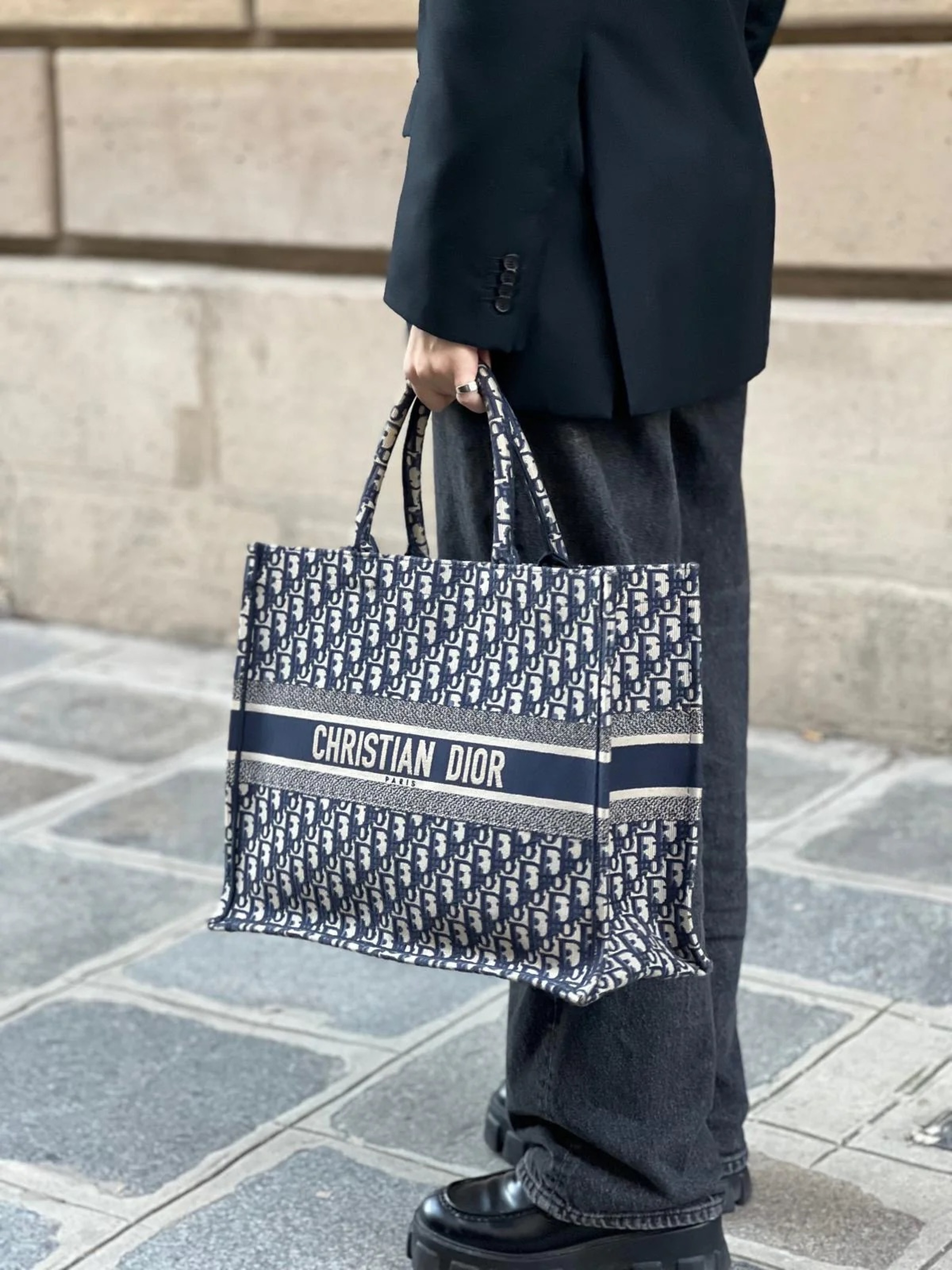 Christian Dior, sac Book Tote Medium en toile brodée Dior Oblique