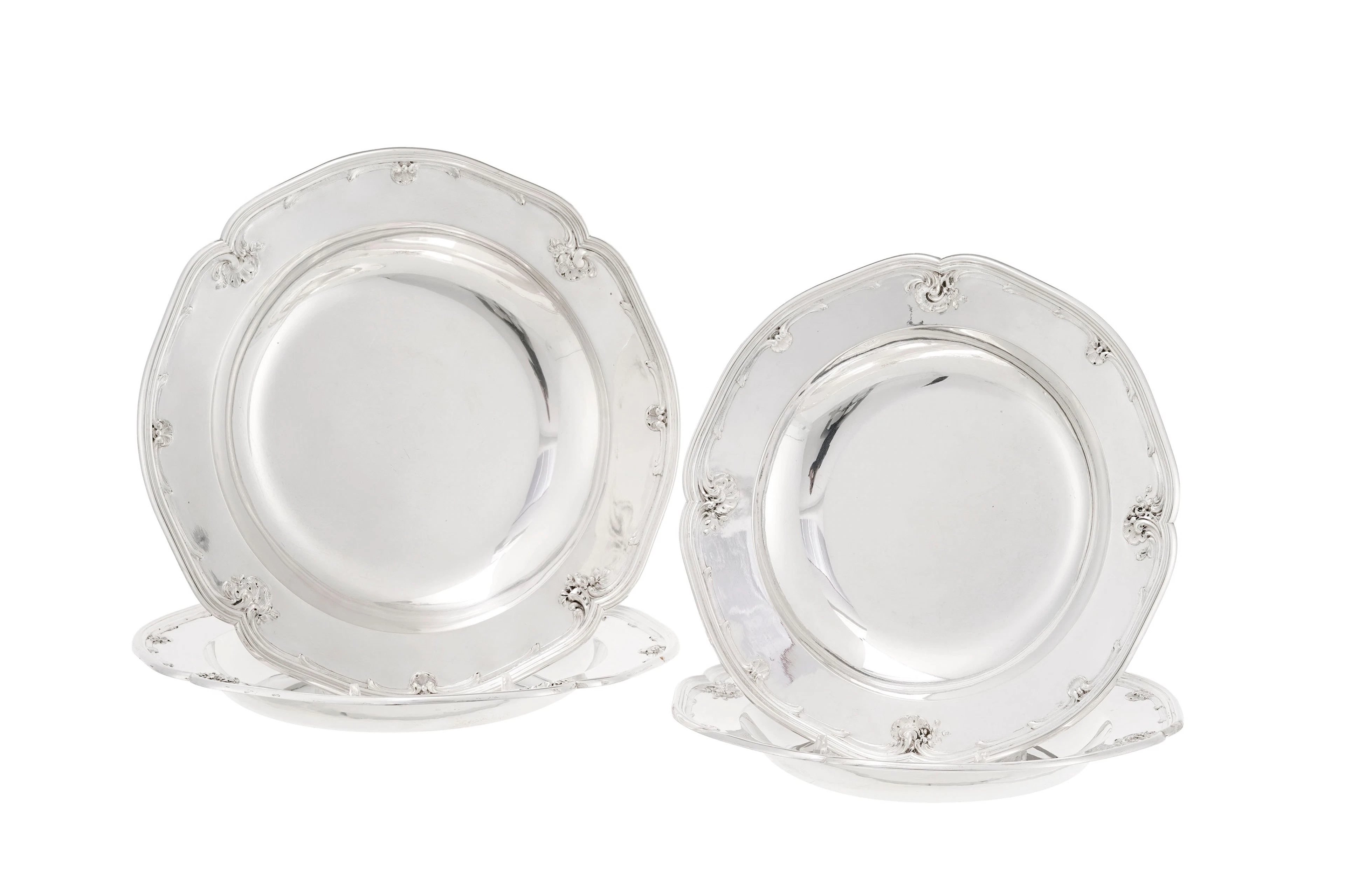 Ensemble de 4 plats ronds festonnés creux en argent 875, par Bossard