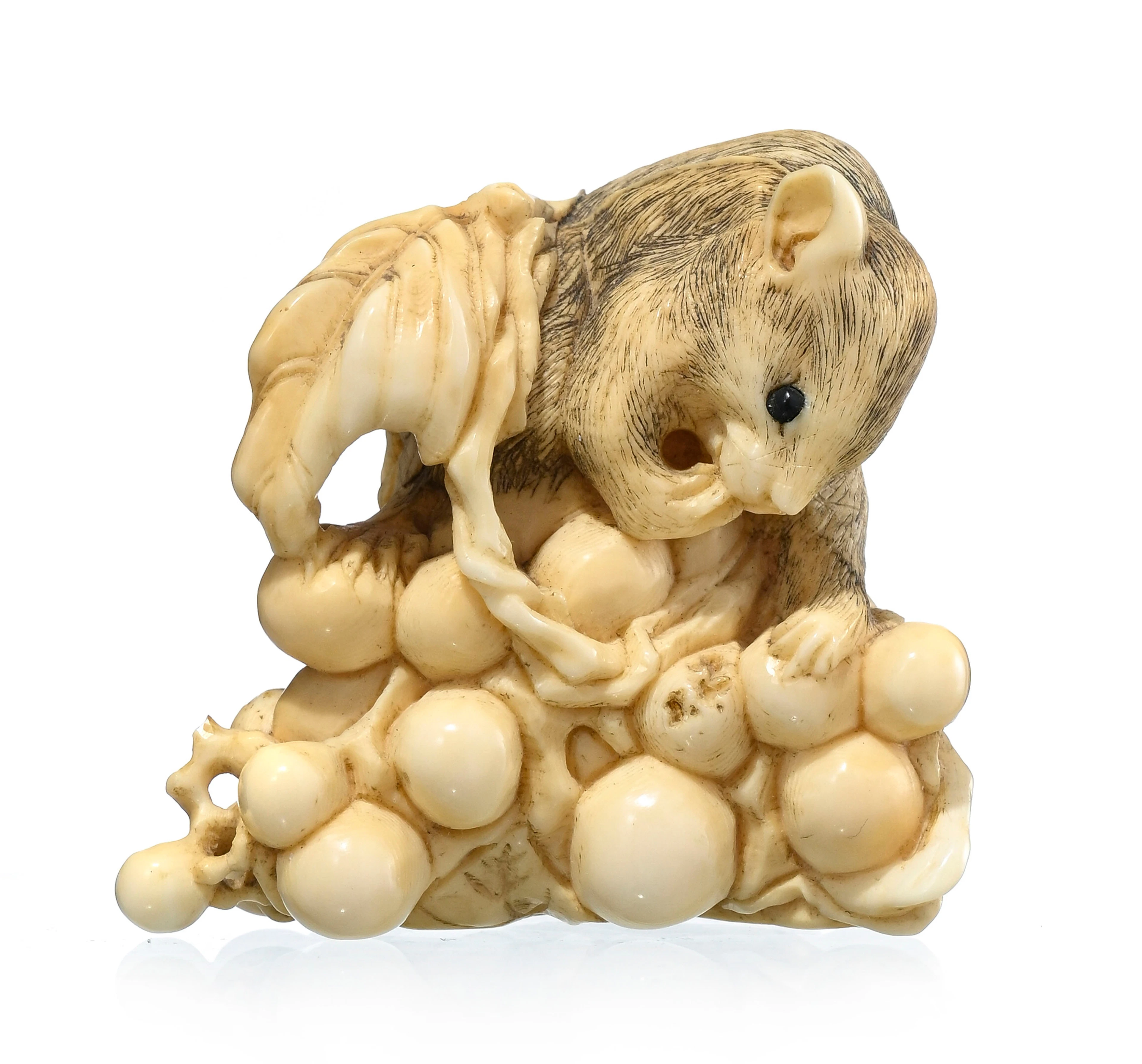 Rat sur grappe de raisins, okimono en ivoire, Japon, époque Meiji