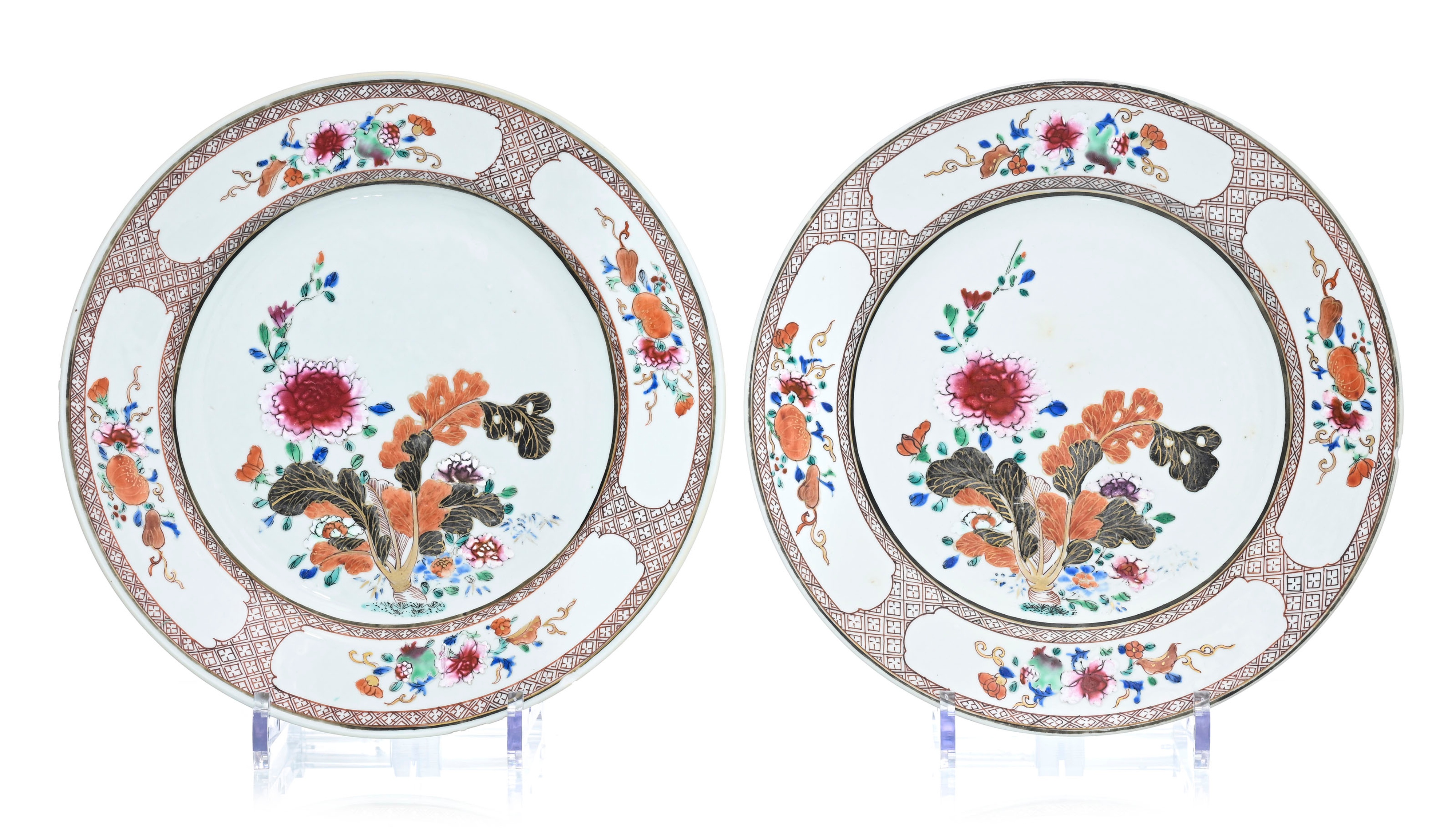 2 plats en porcelaine famille rose, Chine, XVIIIe s., décor de bok