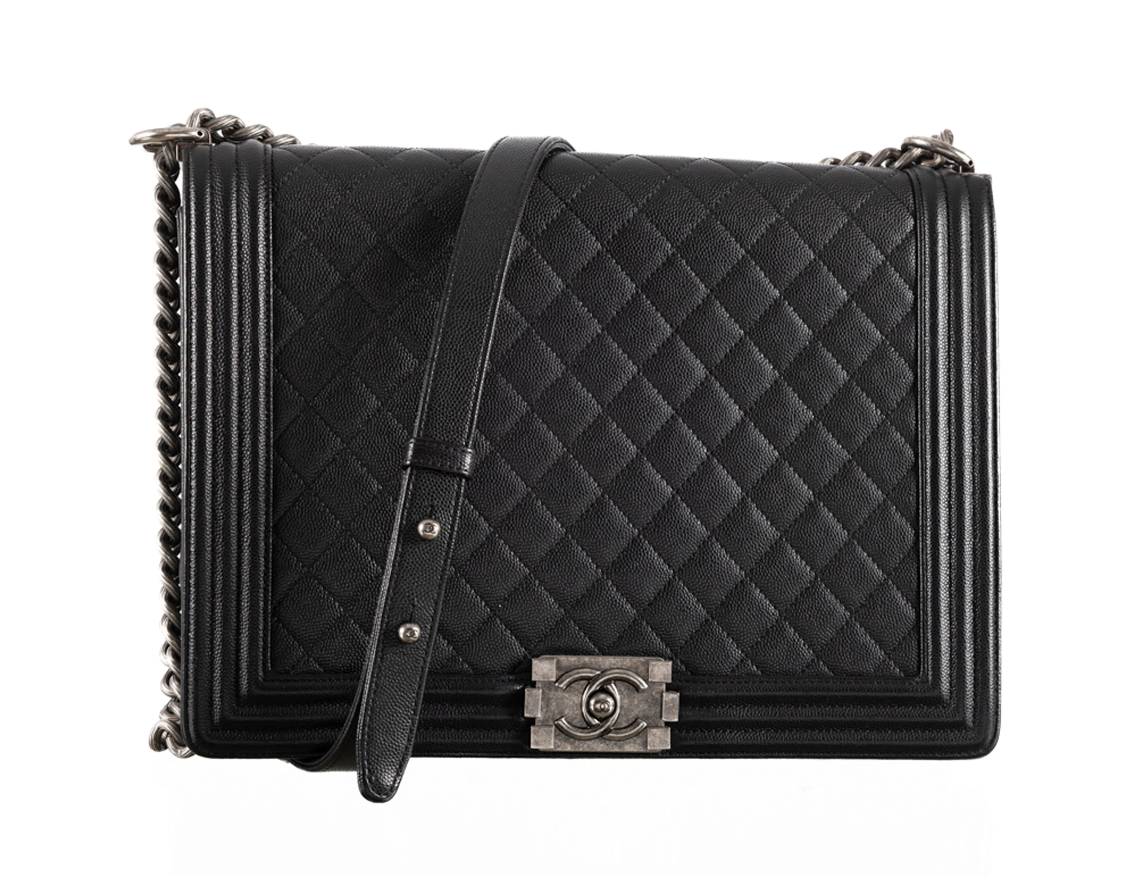 Chanel, sac le Boy de Chanel Large à rabat en cuir caviar noir matelassé