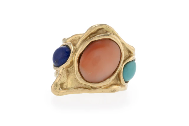 Bague or 750 ornée de trois cabochons de turquoise, corail et lapis-lazuli
