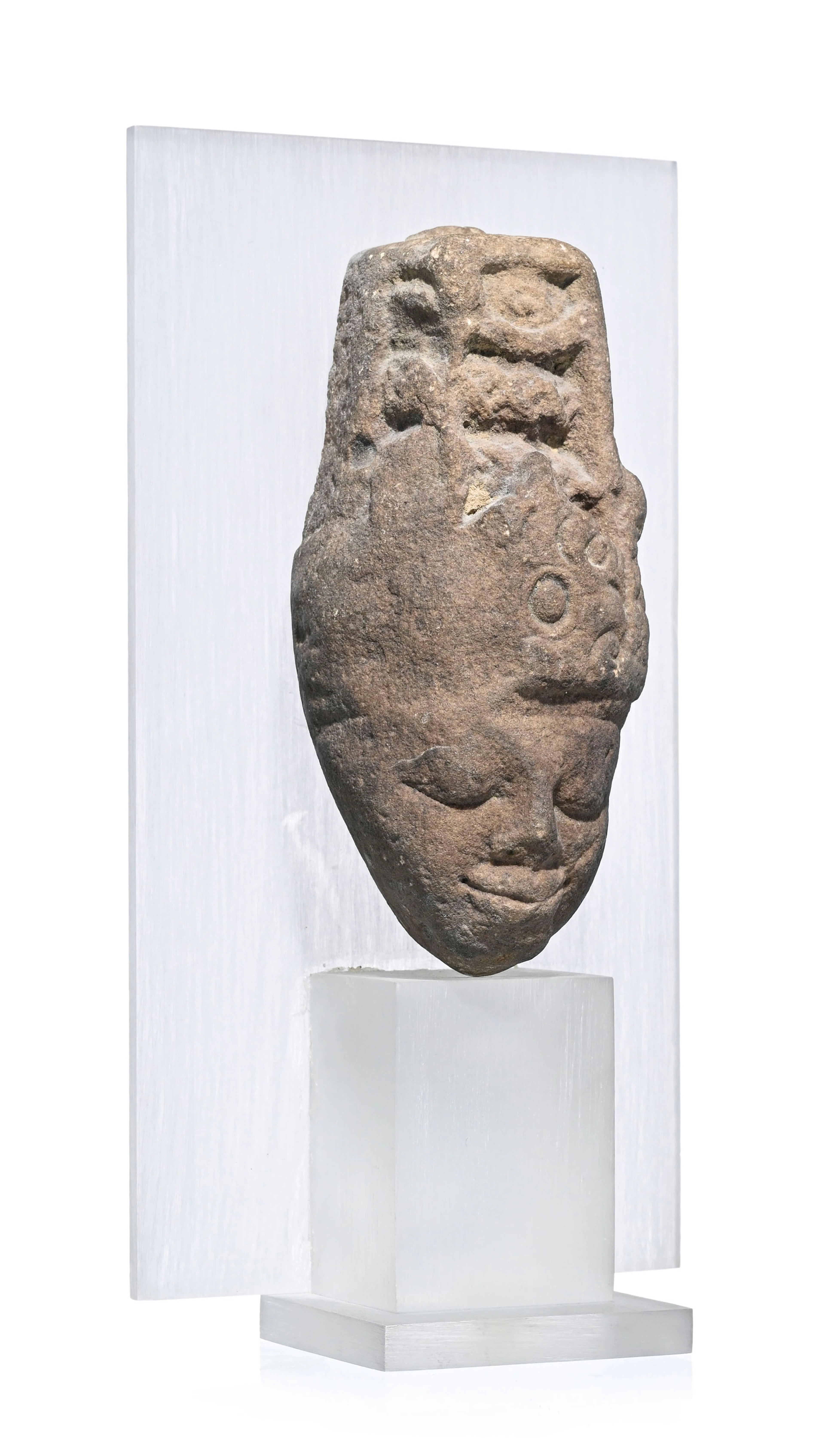 Tête d'une divinité (probablement Vishnu) en pierre, Inde du nord