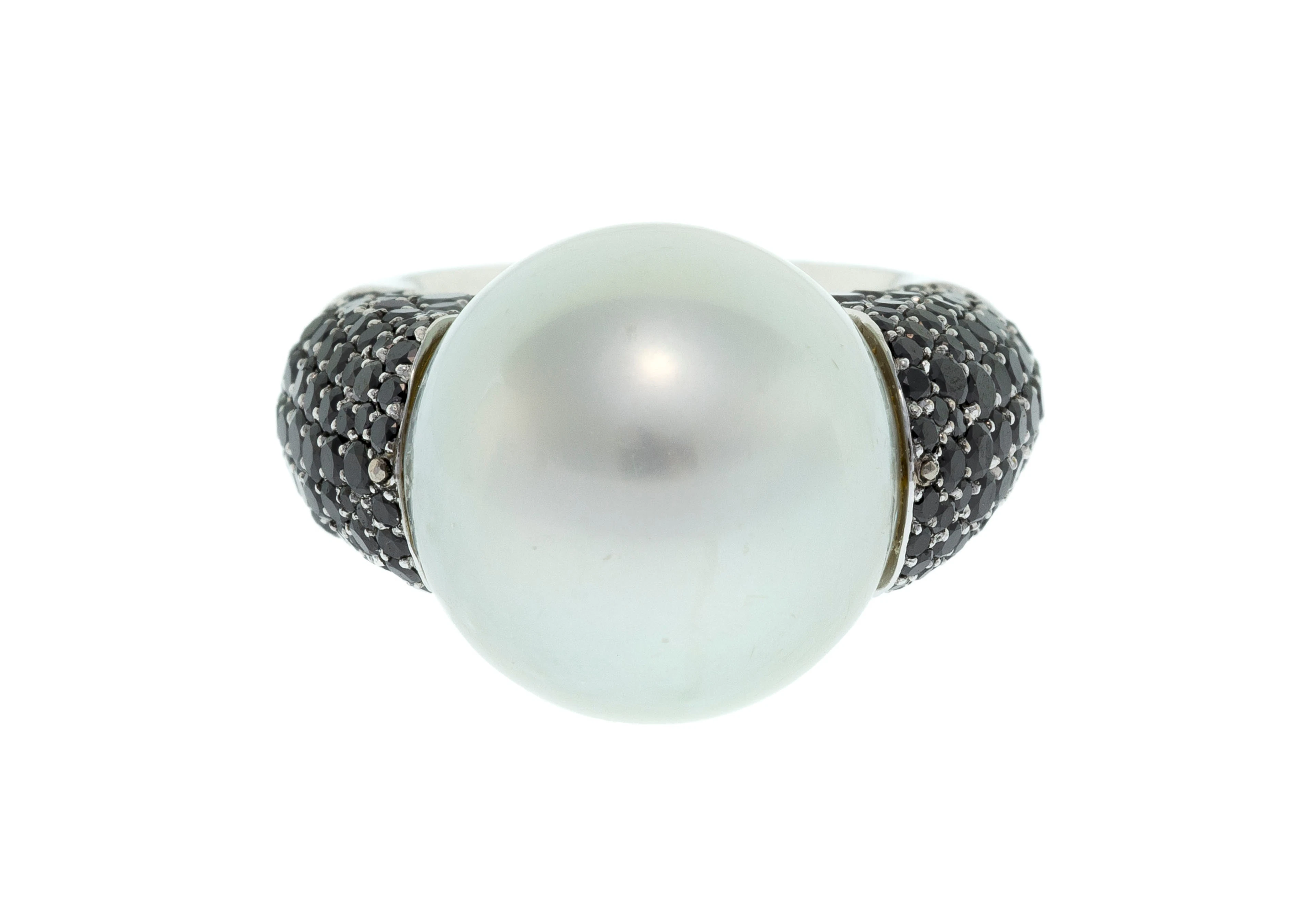 Bague or gris 750 retenant une perle de culture blanche des Mers du