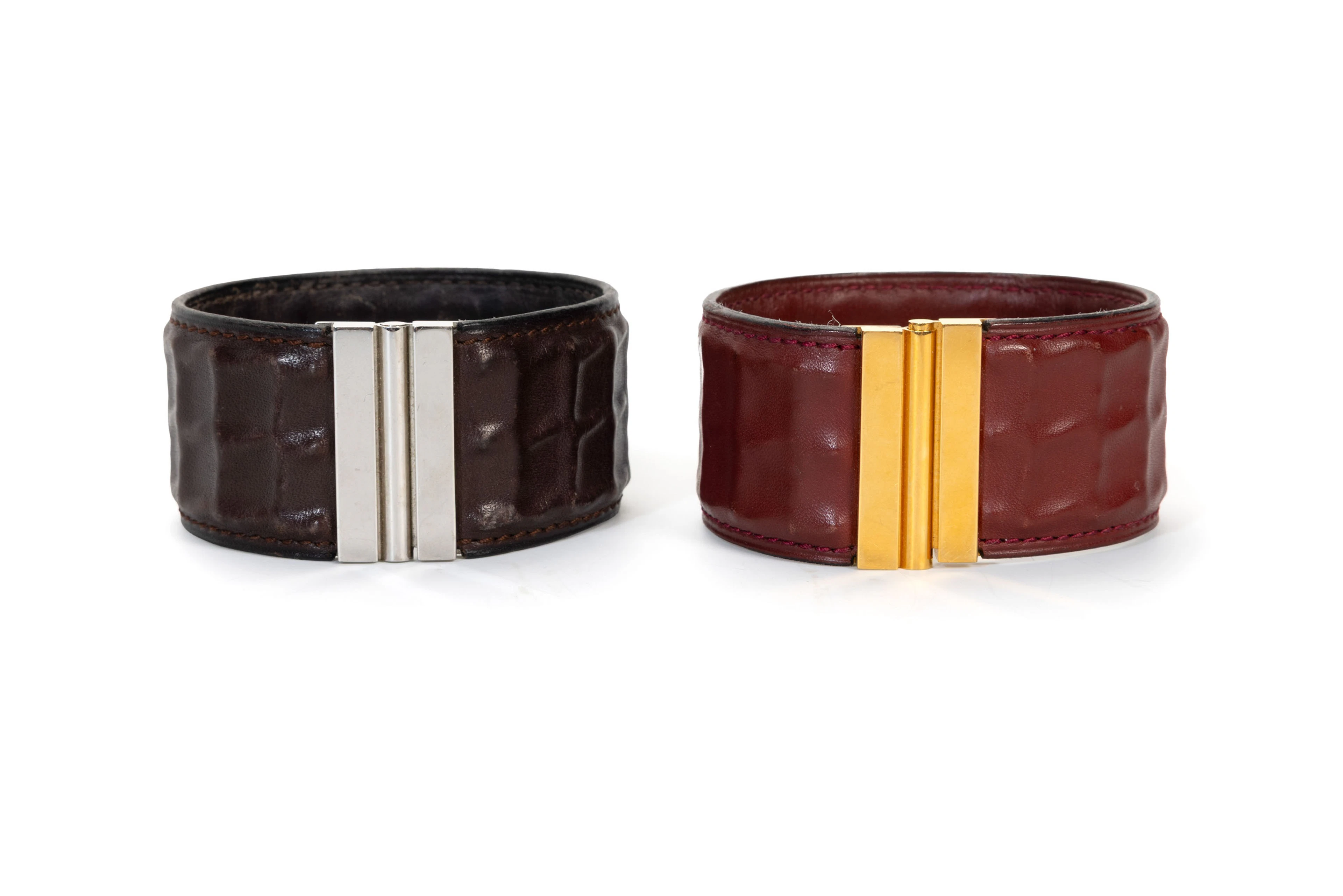 Hermès, 2 bracelets manchettes ‘T’ dont l'un en cuir marron foncé
