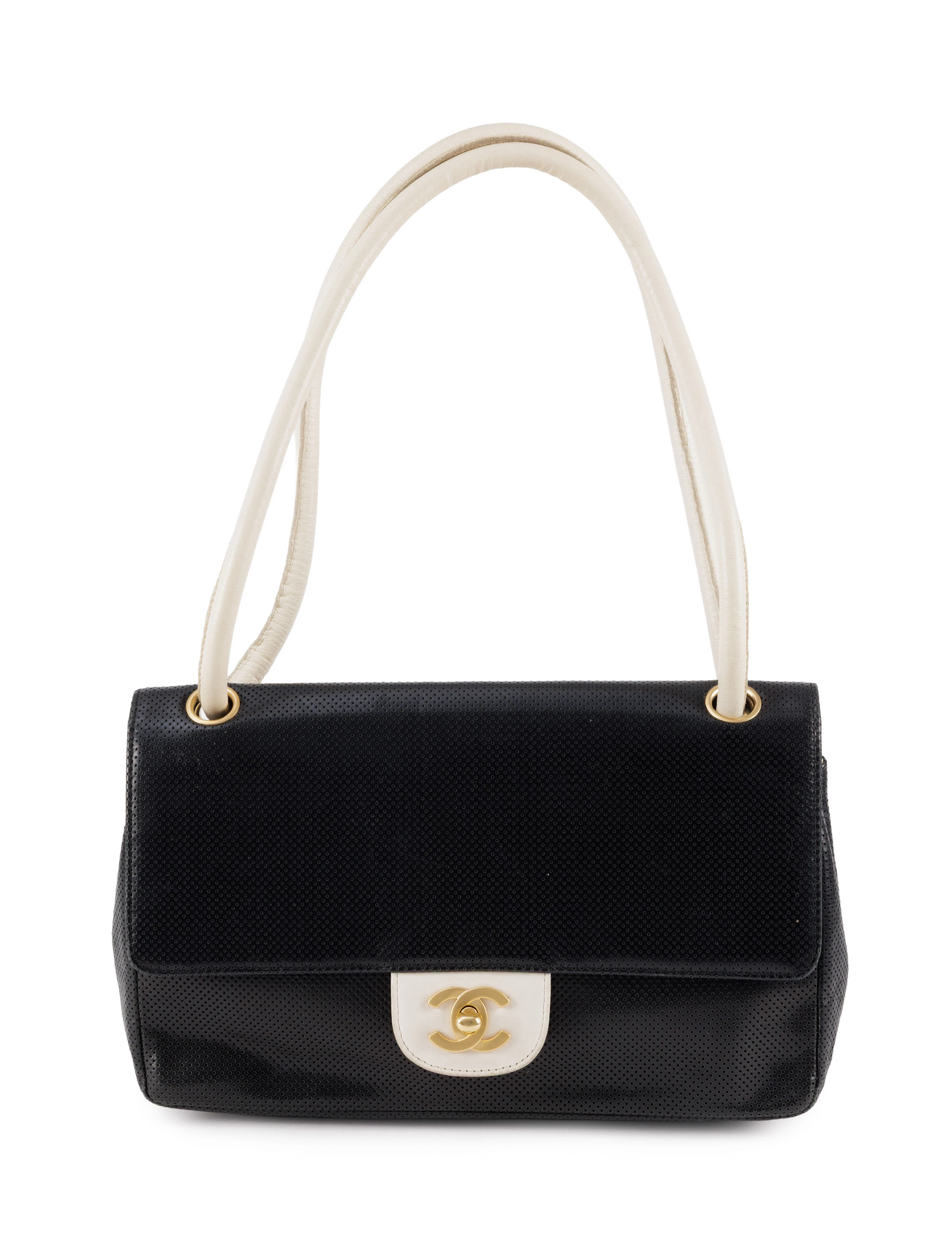 Chanel, sac CC à rabat en cuir perforé noir et crème, années 2005-2006