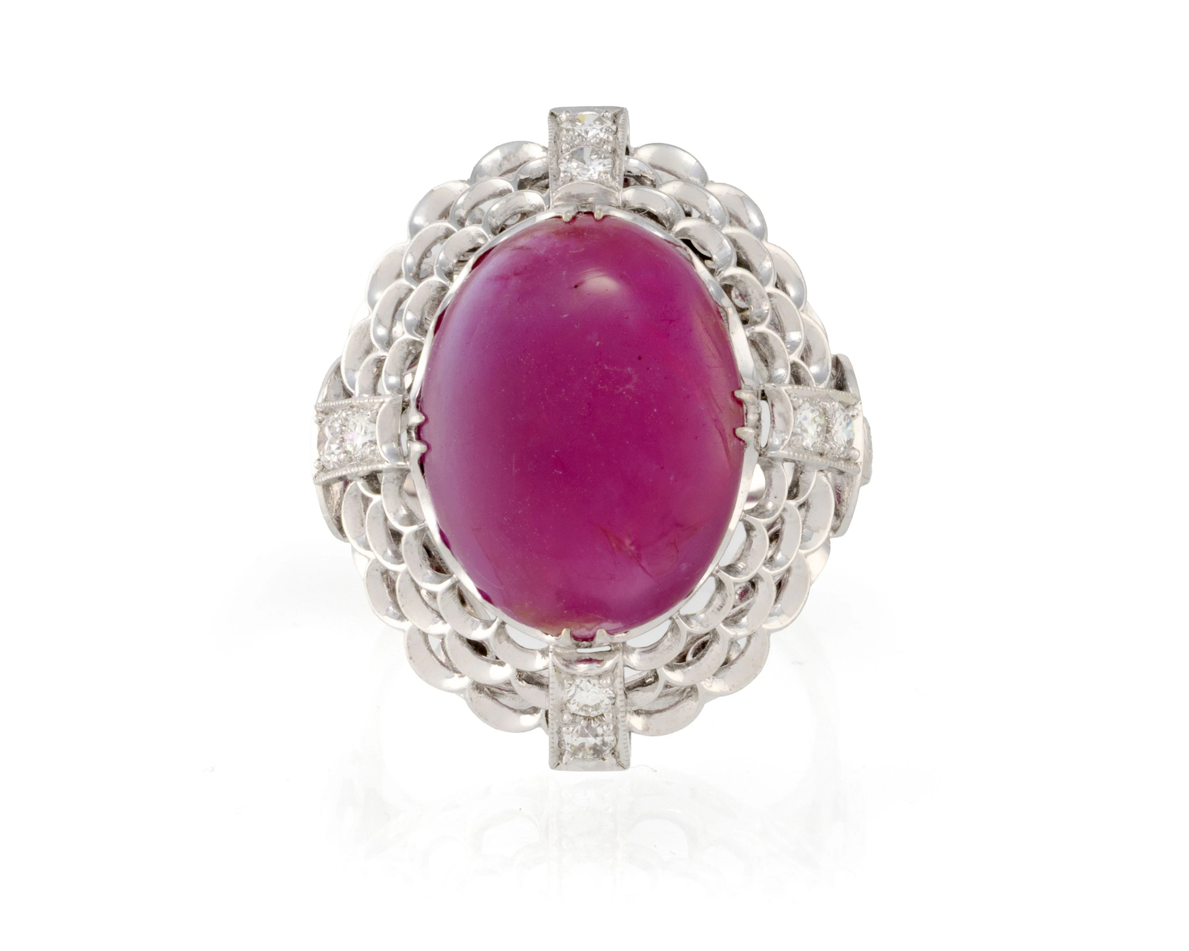 Bague or gris 375 à motif ajouré d'écailles sertie d'un cabochon de