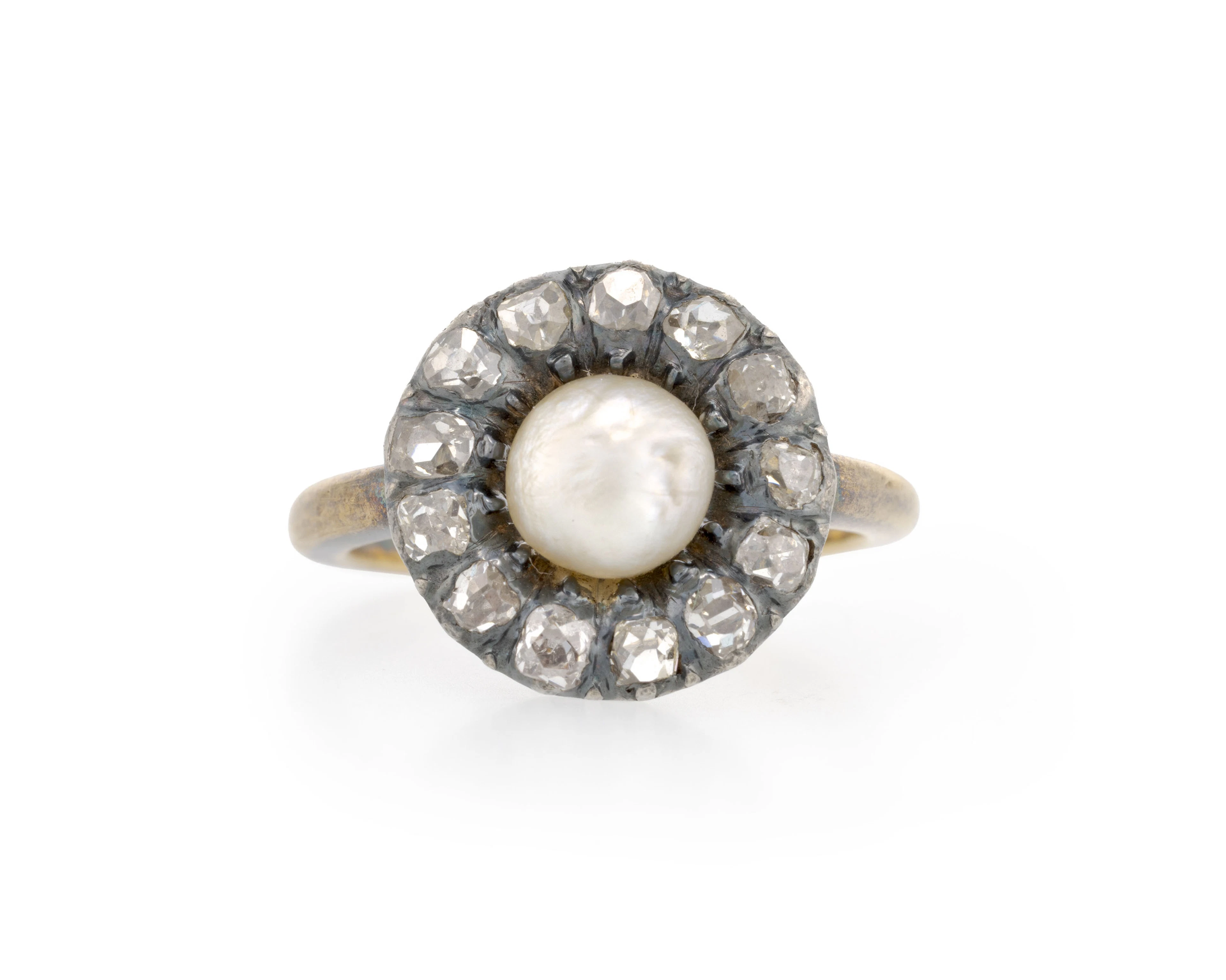 Bague XIXe s., or et argent ornée d'une perle bouton (non testée)