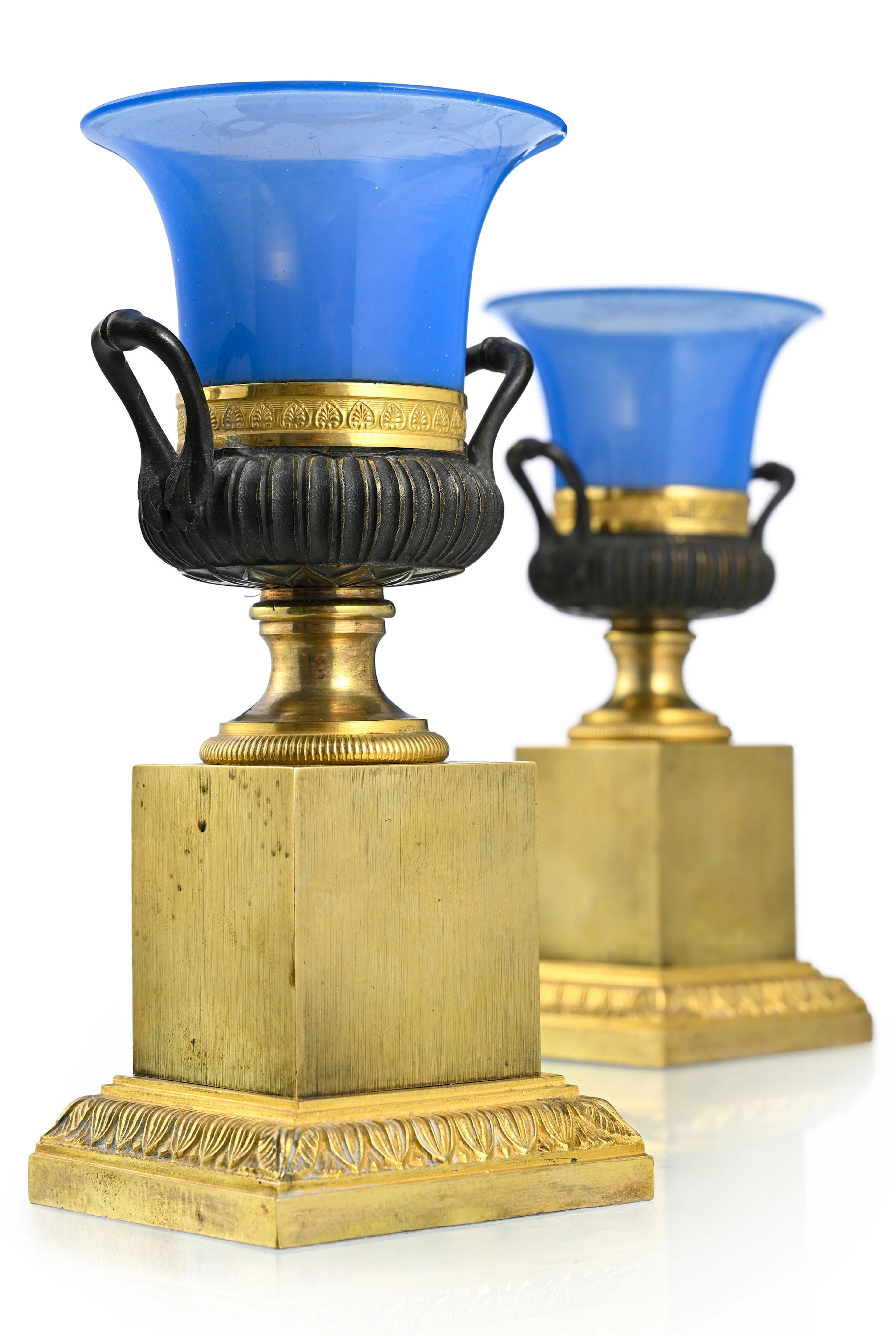 Paire de vases de forme Médicis, XIXe s. en bronze patiné et doré