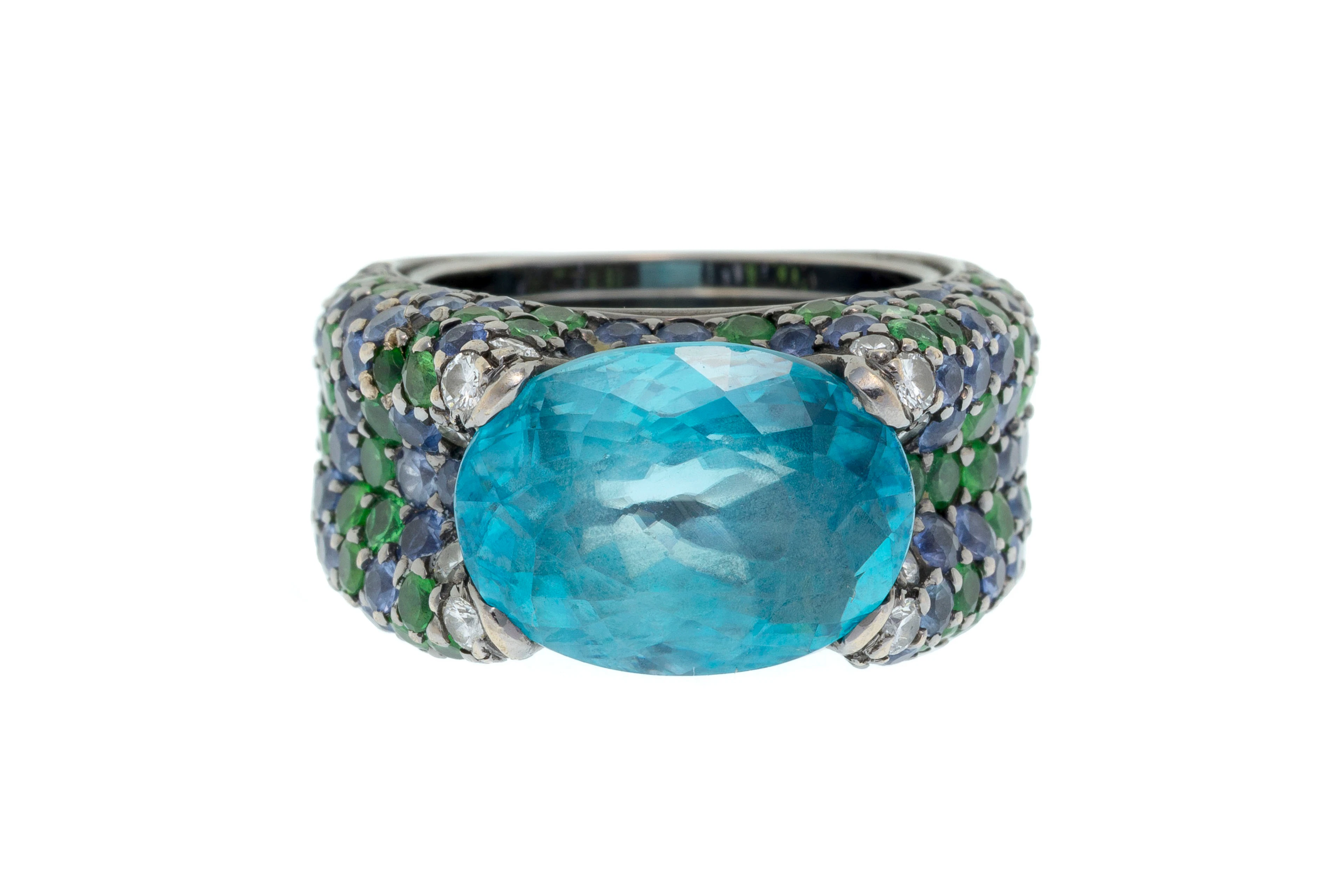 Bague or gris 750 noirci sertie d'un zircon bleu taille ovale à facettes