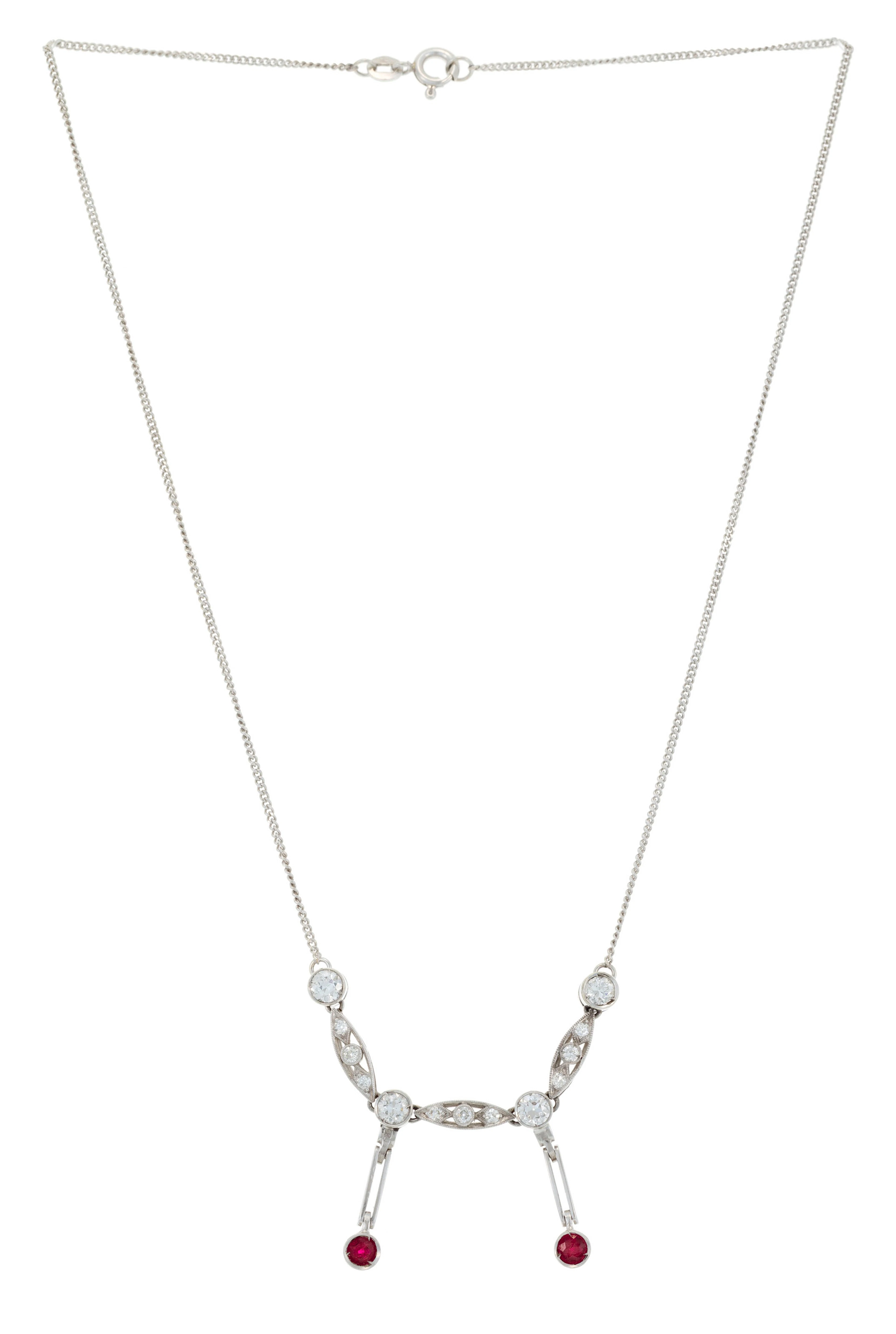 Collier or gris 750 à maille gourmette limée retenant un centre serti