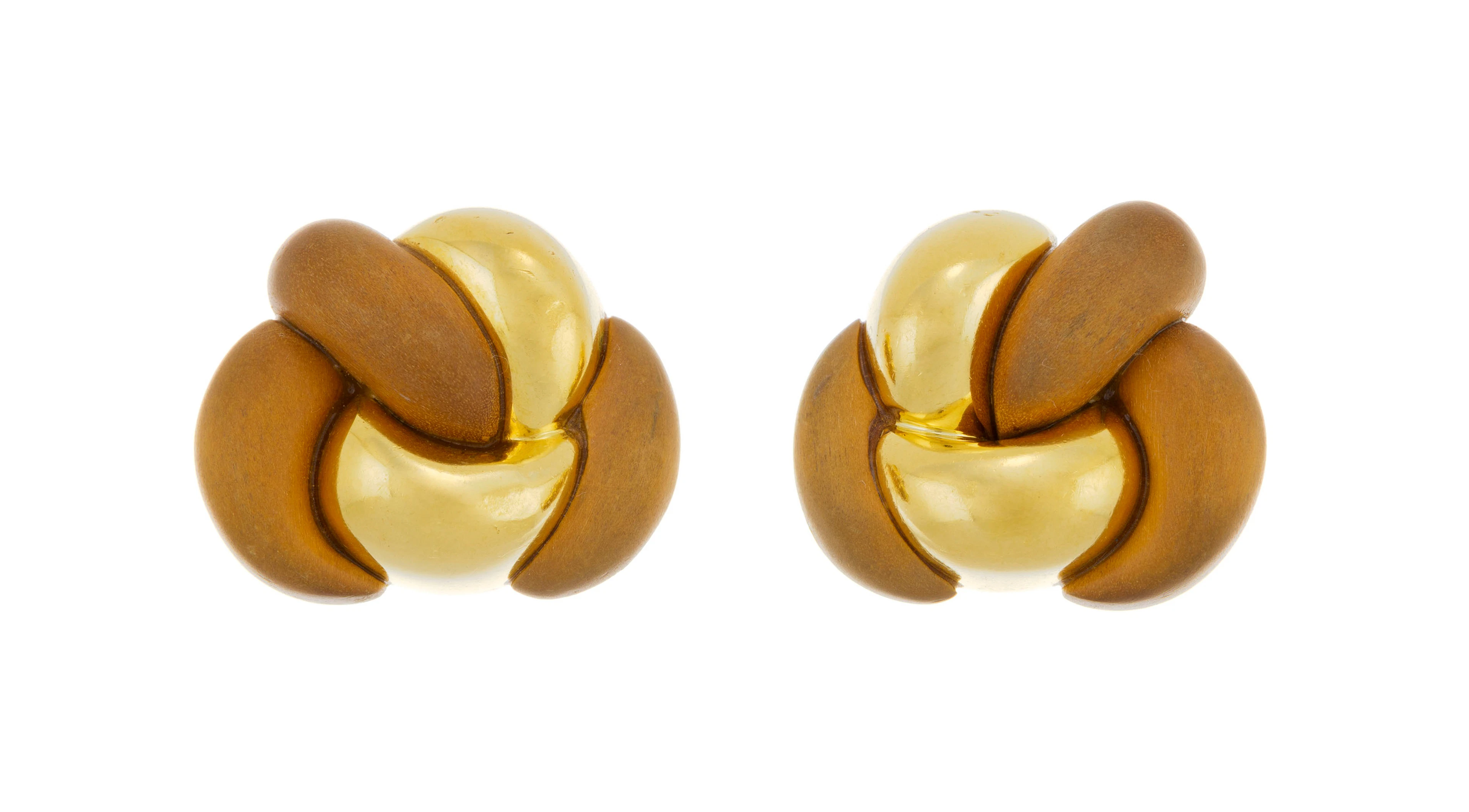 Verdura, paire de clips d'oreilles nœuds en or 750 et bois, signés