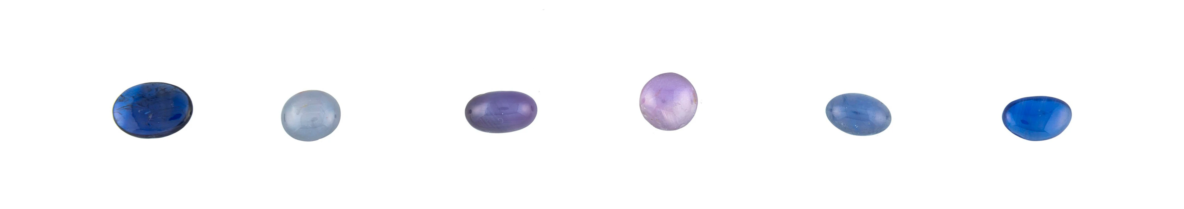 Lot de 6 saphirs et saphirs étoilés taille cabochon sur papier pour