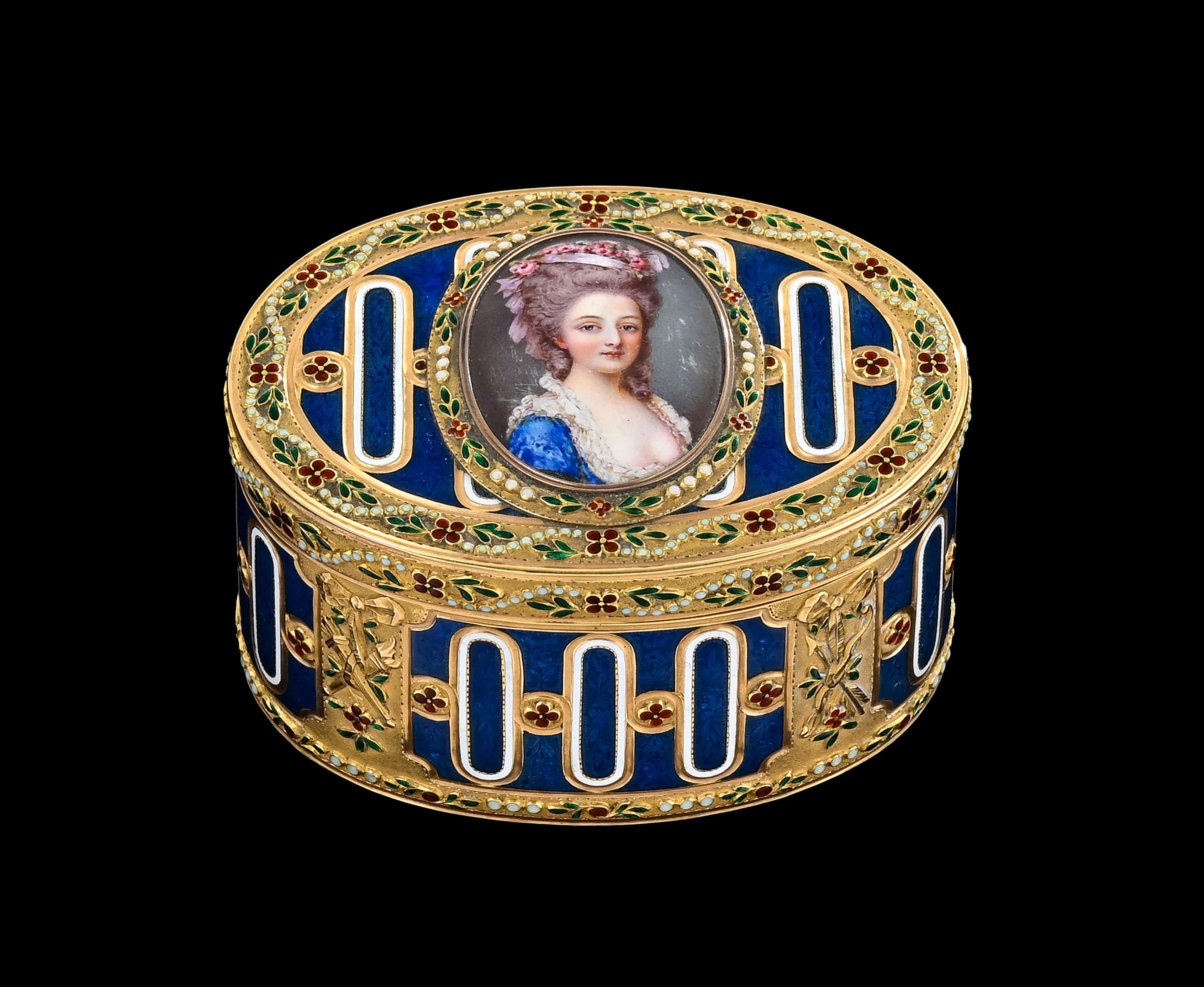 Tabatière ovale en or et émail, Paris, vers 1770. Le couvercle centré