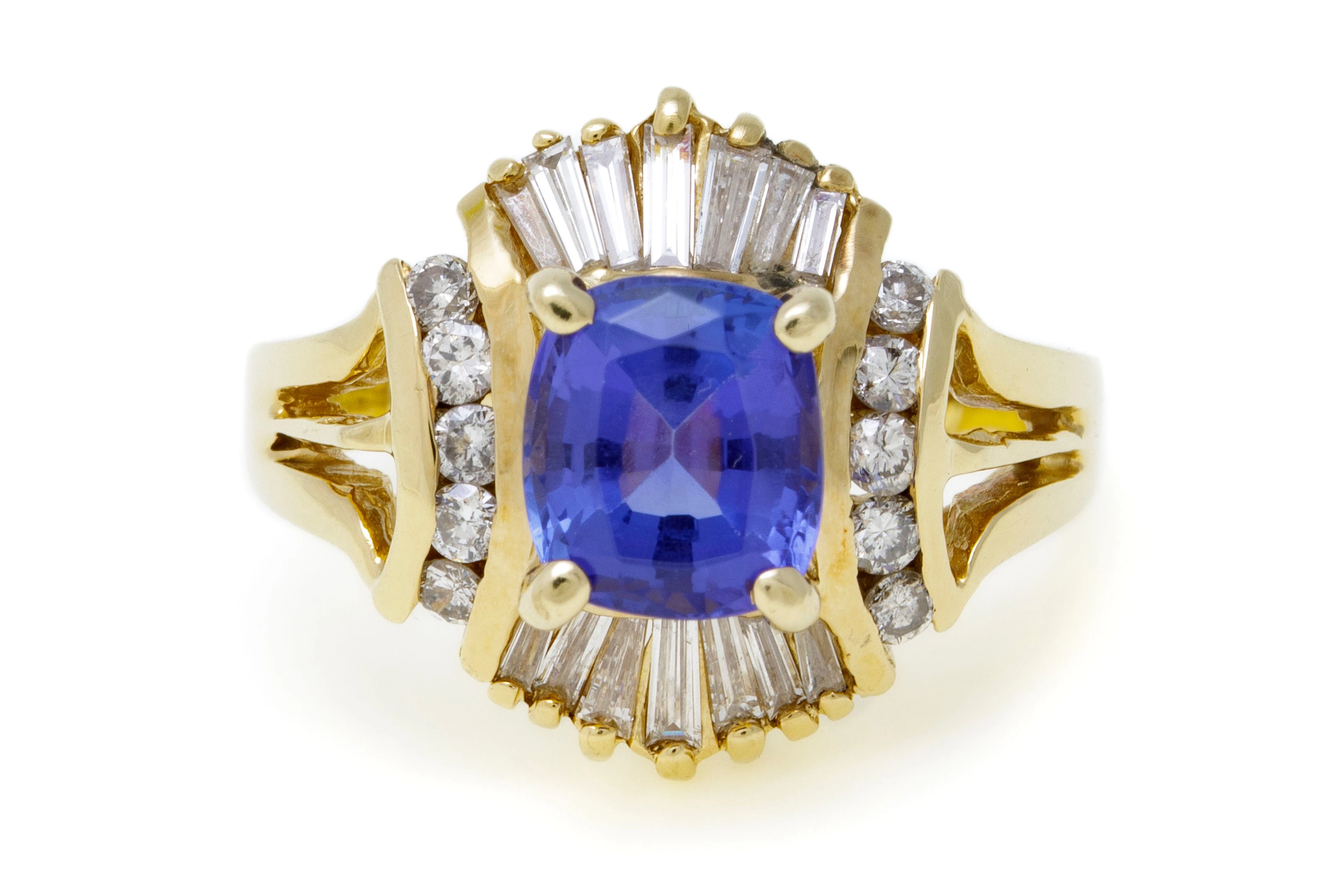 Bague or 585 sertie d'une tanzanite taille coussin entourée de diamants