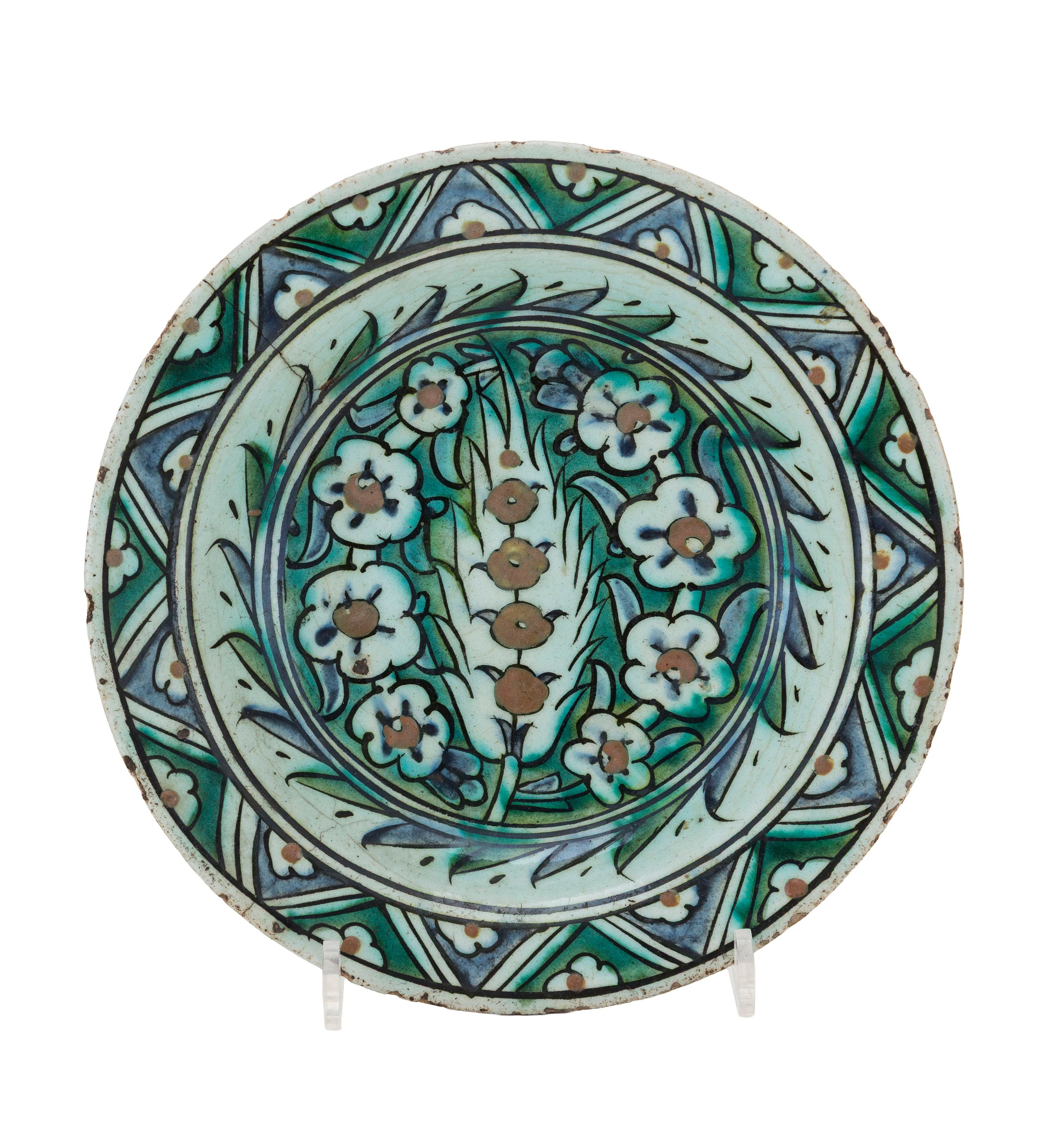 Plat creux en céramique à polychromie tricolore, Iznik, XVIIe s.