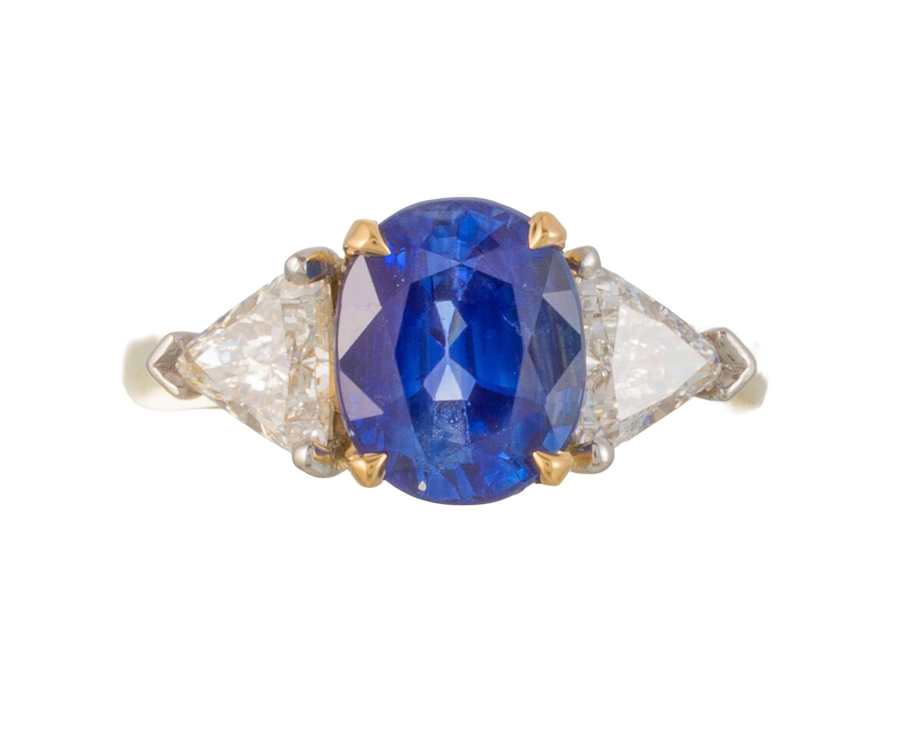 Bague or 750 et platine sertie d'un saphir ovale (env. 2.6 ct) épaulé