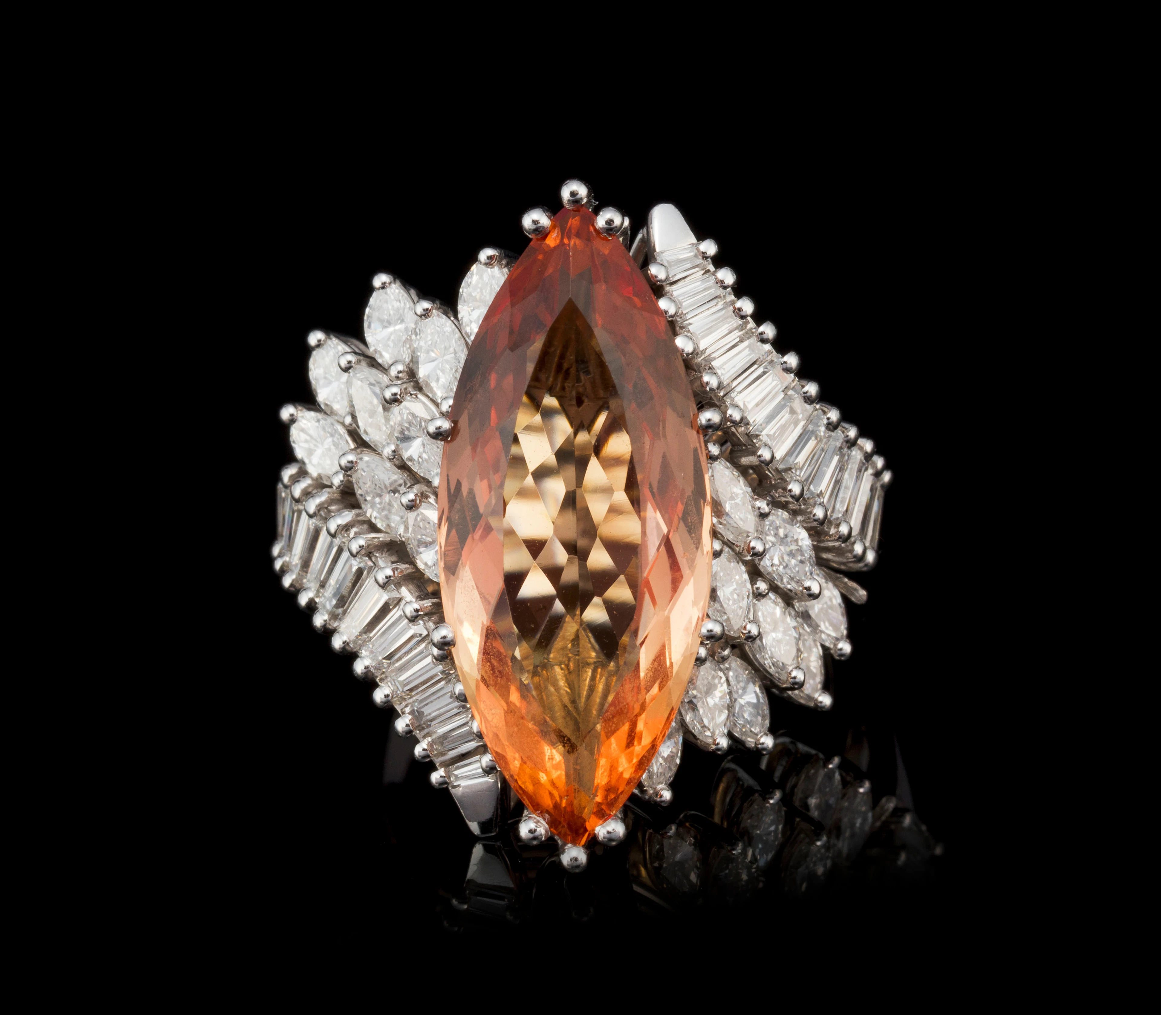Bague or gris 750 sertie d'une topaze impériale taille marquise épaulée