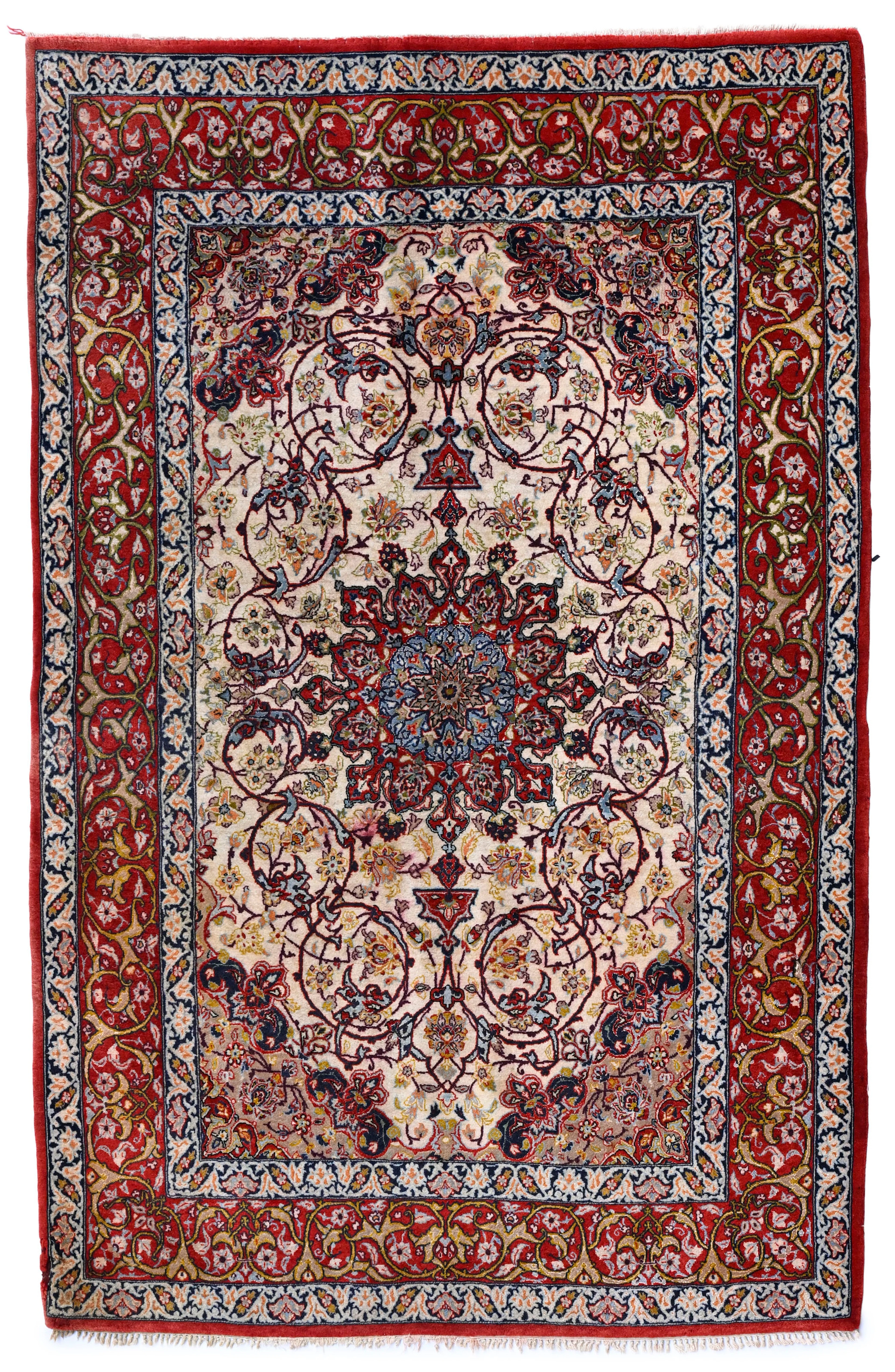 Tapis Ispahan en laine avec soie, Iran, 3ème quart du XXe s., à médaillon