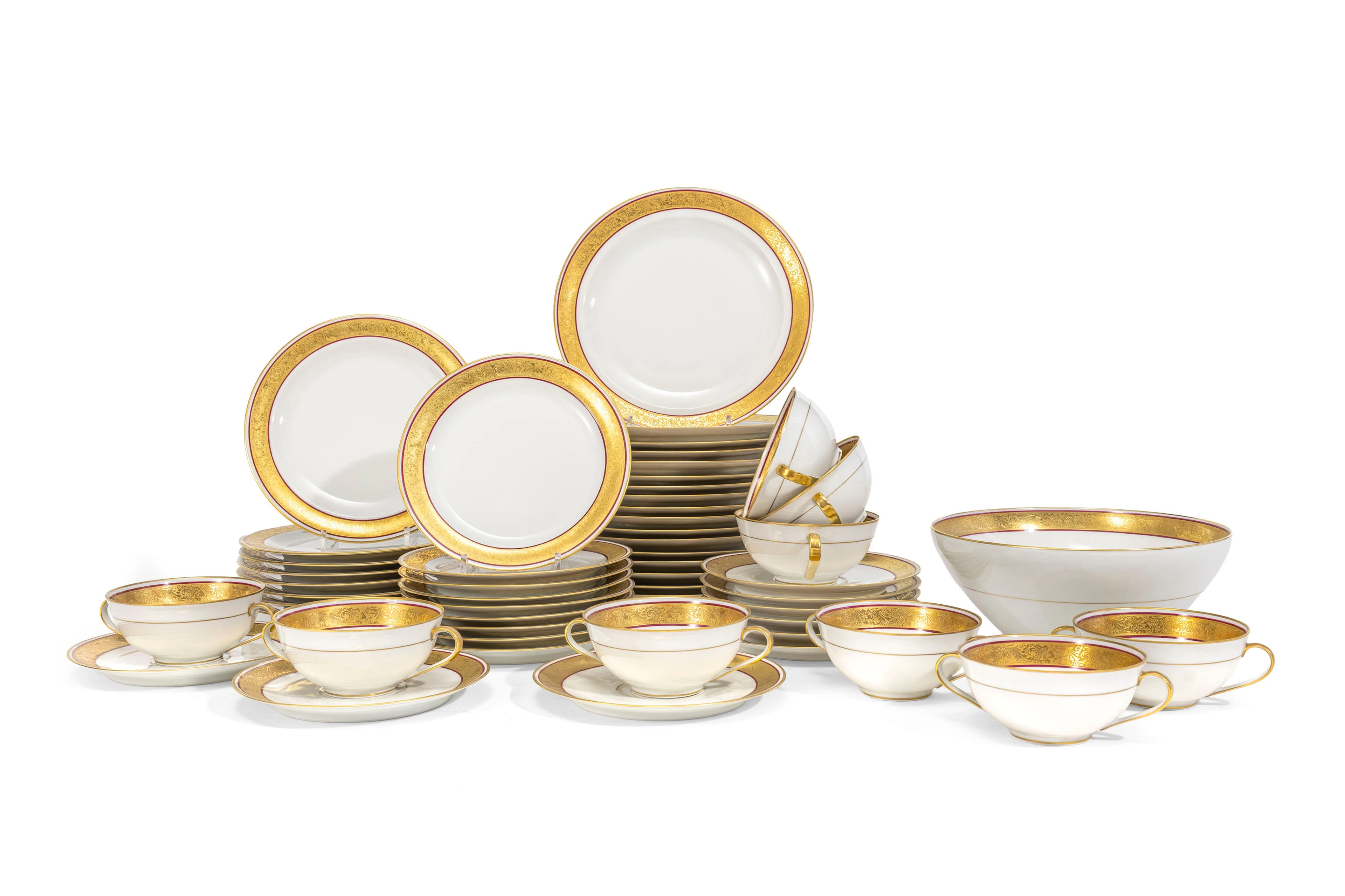 Limoges. Partie de service à dîner en porcelaine, à décor or et liseré