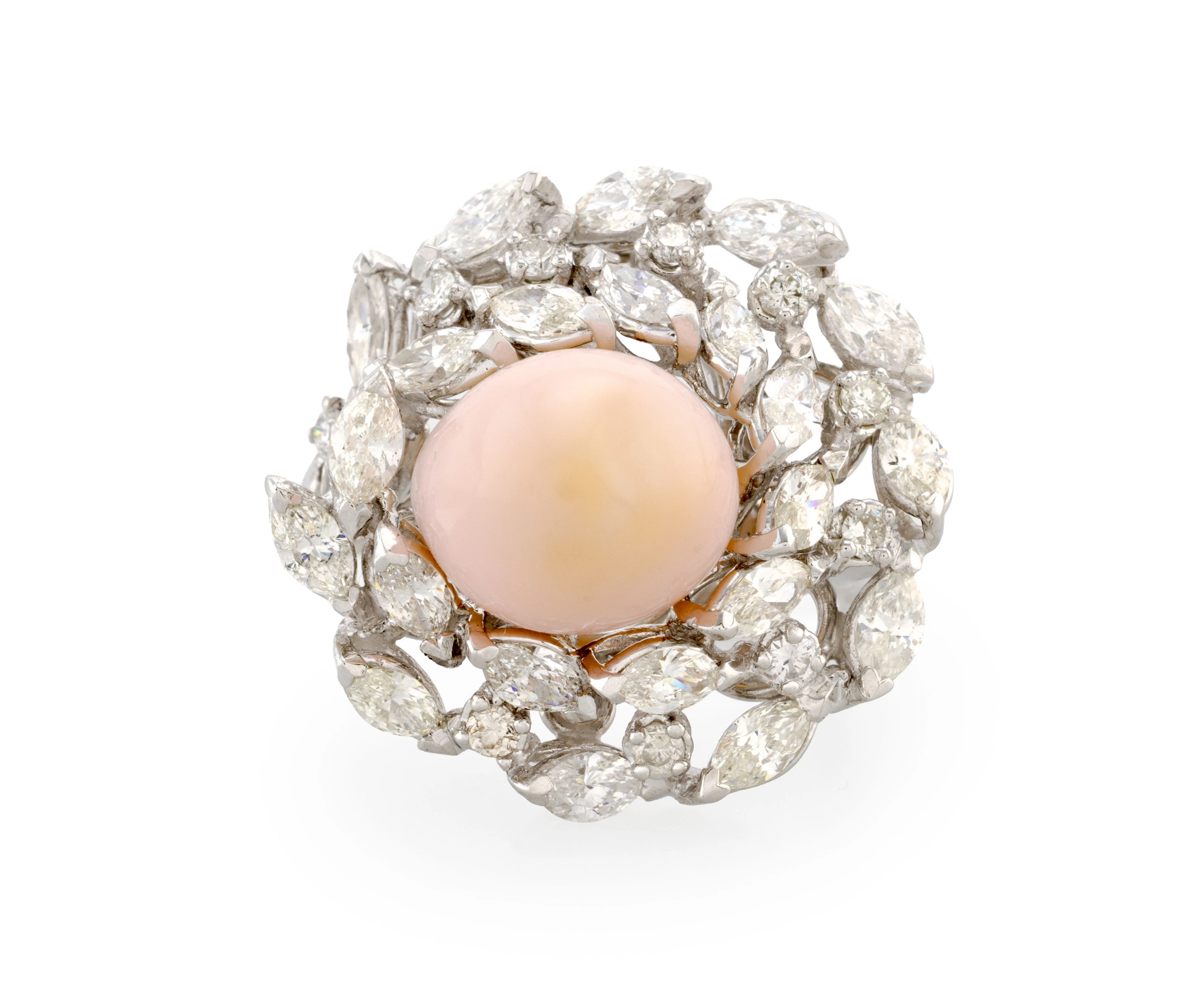 Bague en platine ornée d'une perle de conche rose (env. 10.67x9.49