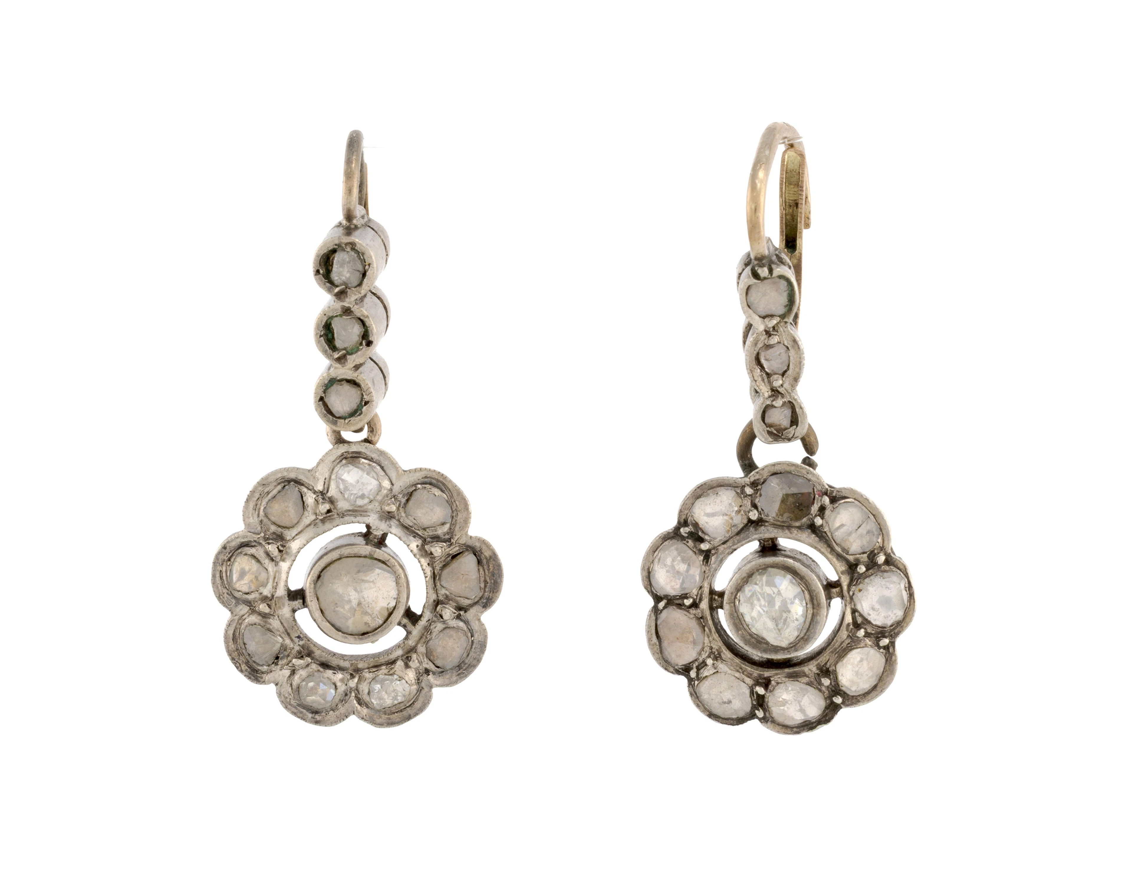 Paire de pendants d'oreilles argent et or à décor de fleurettes serties