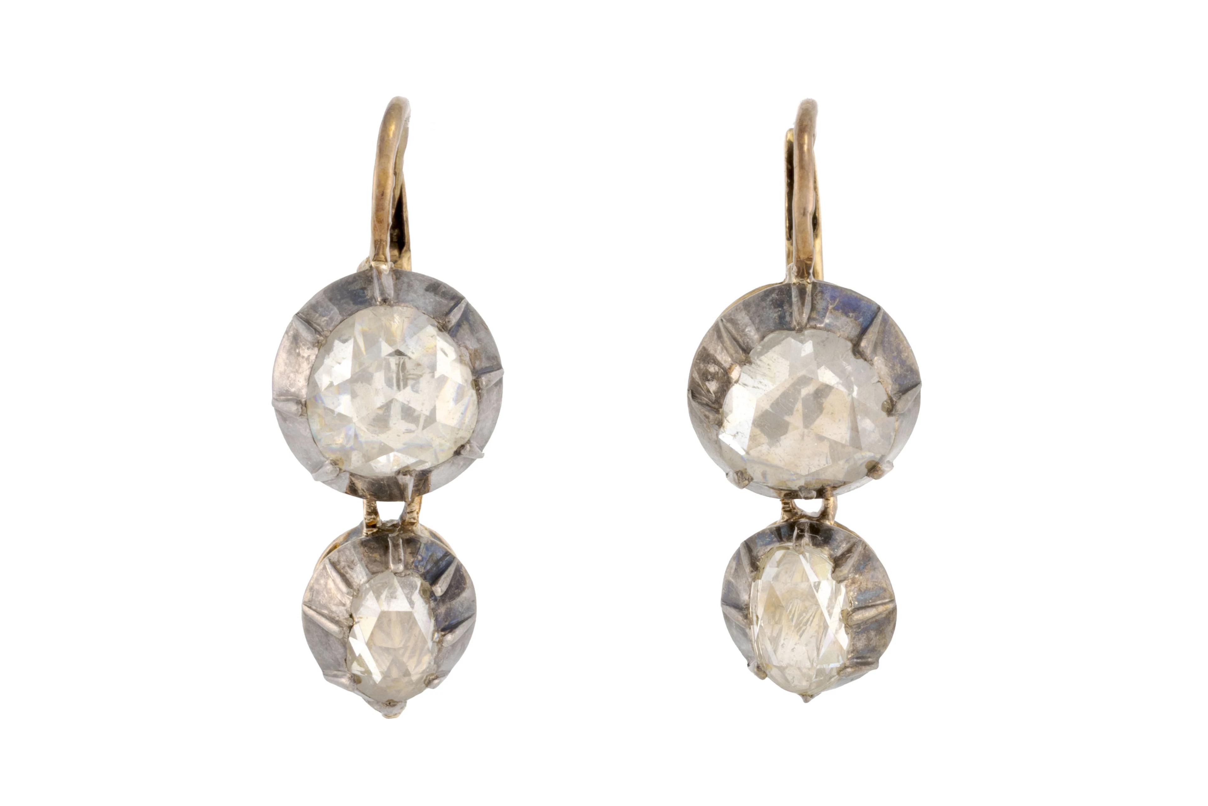 Paire de pendants d'oreilles or et argent sertis foilback de diamants