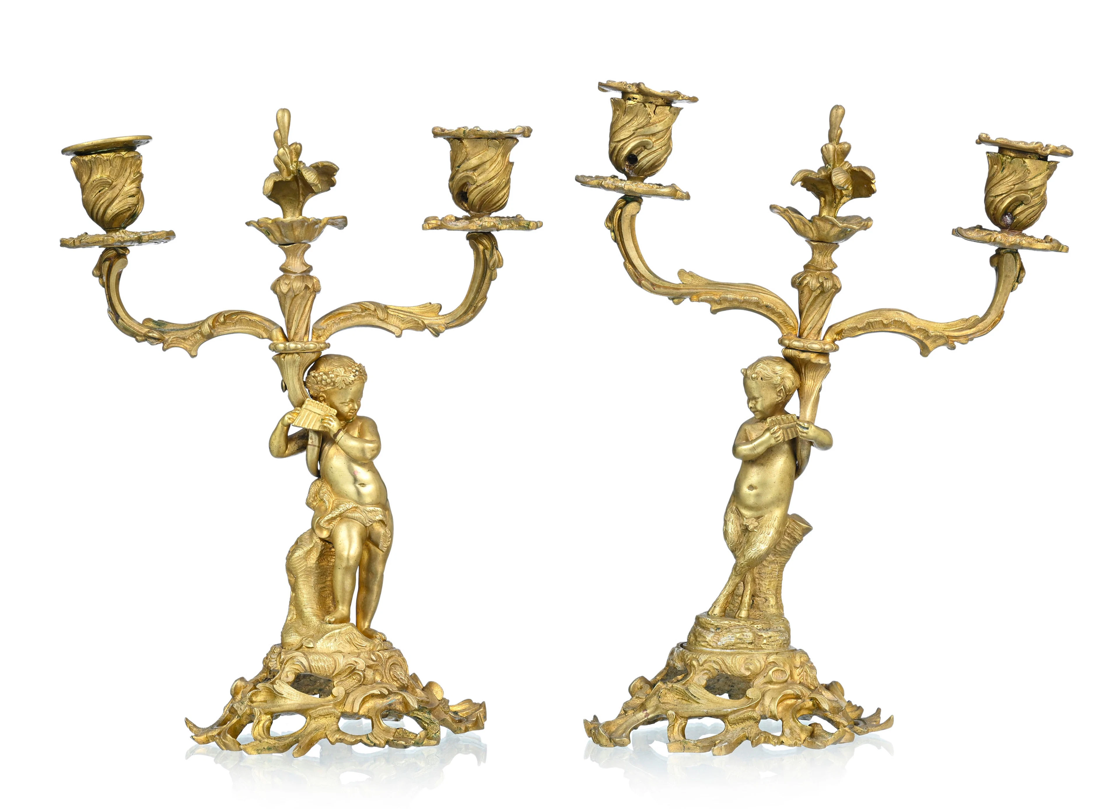 Paire de bougeoirs, début XXe s., en bronze doré, figurant un putto