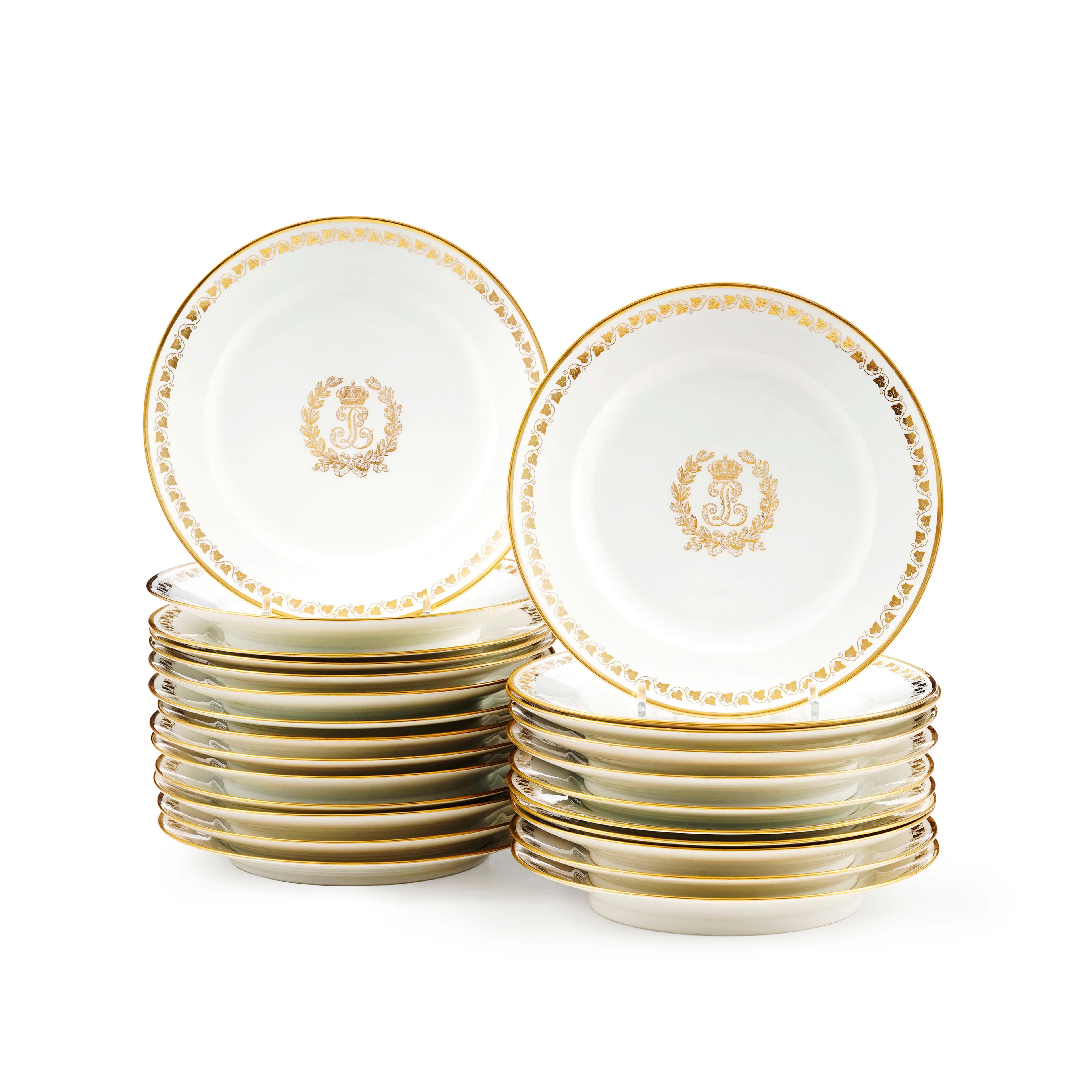 Suite de 25 assiettes à dîner en porcelaine dure de Sèvres du service