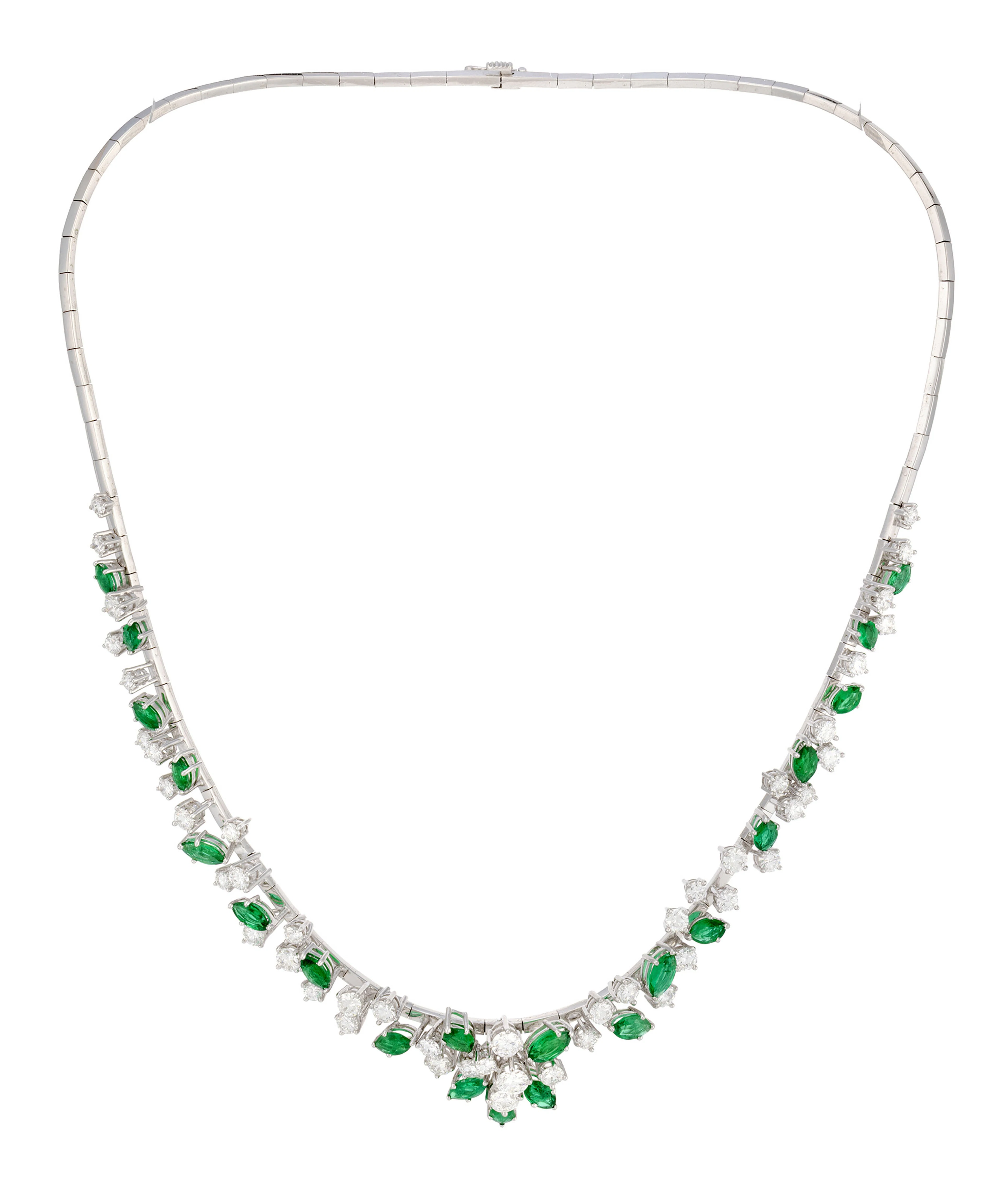 Collier or gris 750 à motif en feuillage serti d'émeraudes taille