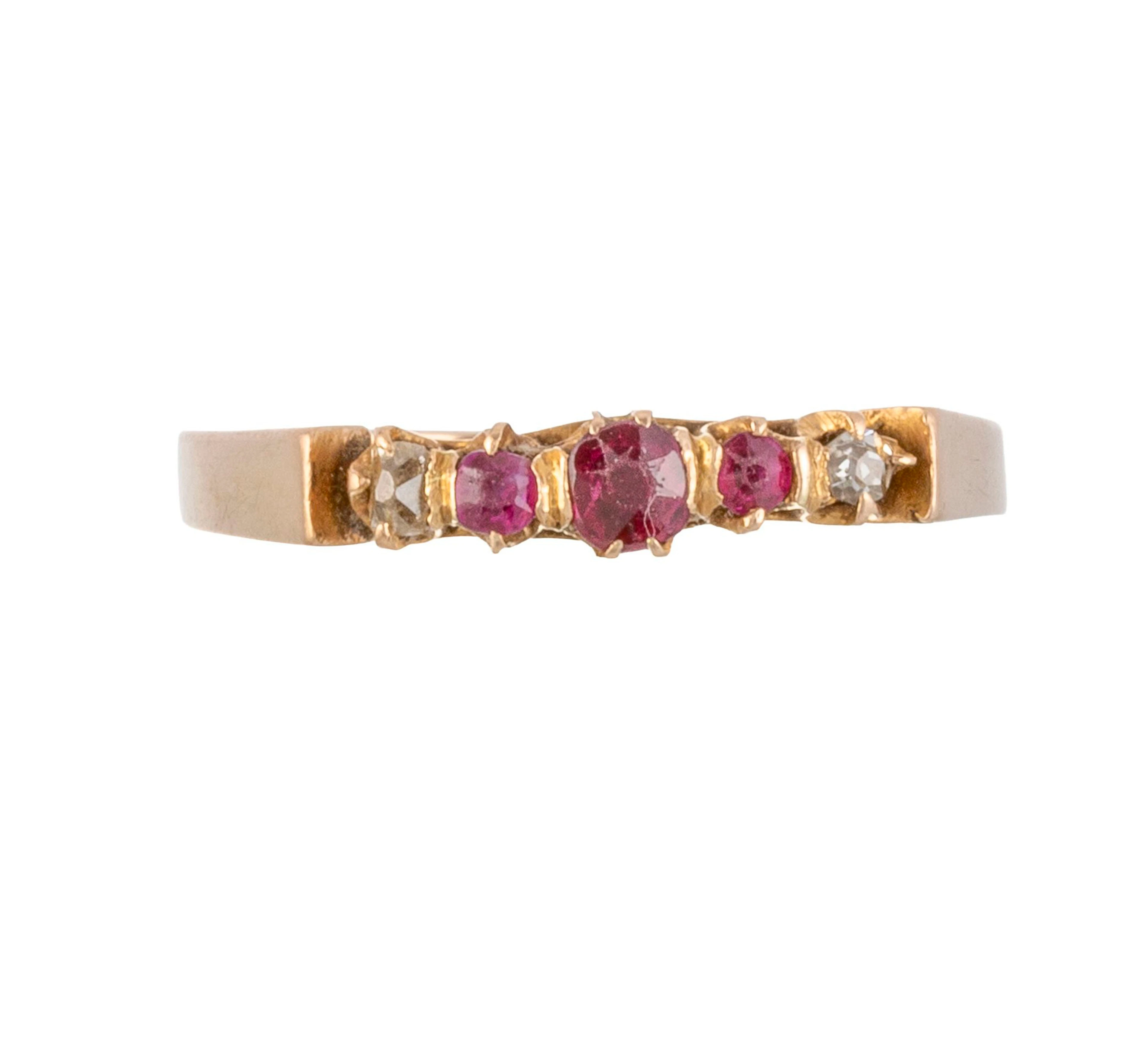 Bague XIXe s., en or 750 sertie de rubis et de diamants taille ancienne